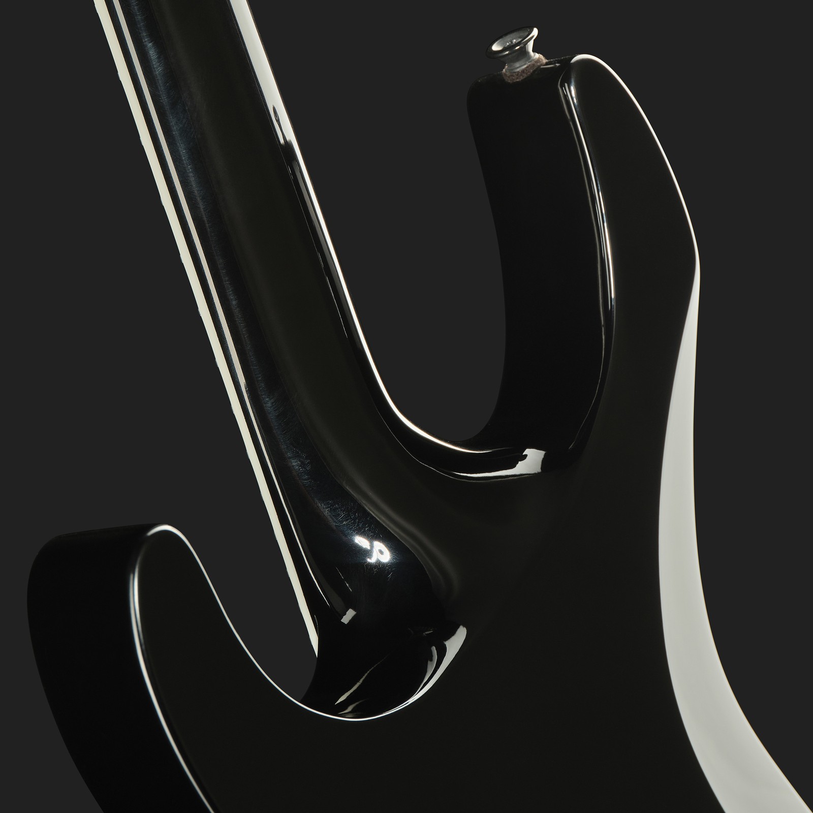 Abgerundeter Halsübergang am durchgehenden Hals der Jackson X Series SLXDX HT Gloss BK