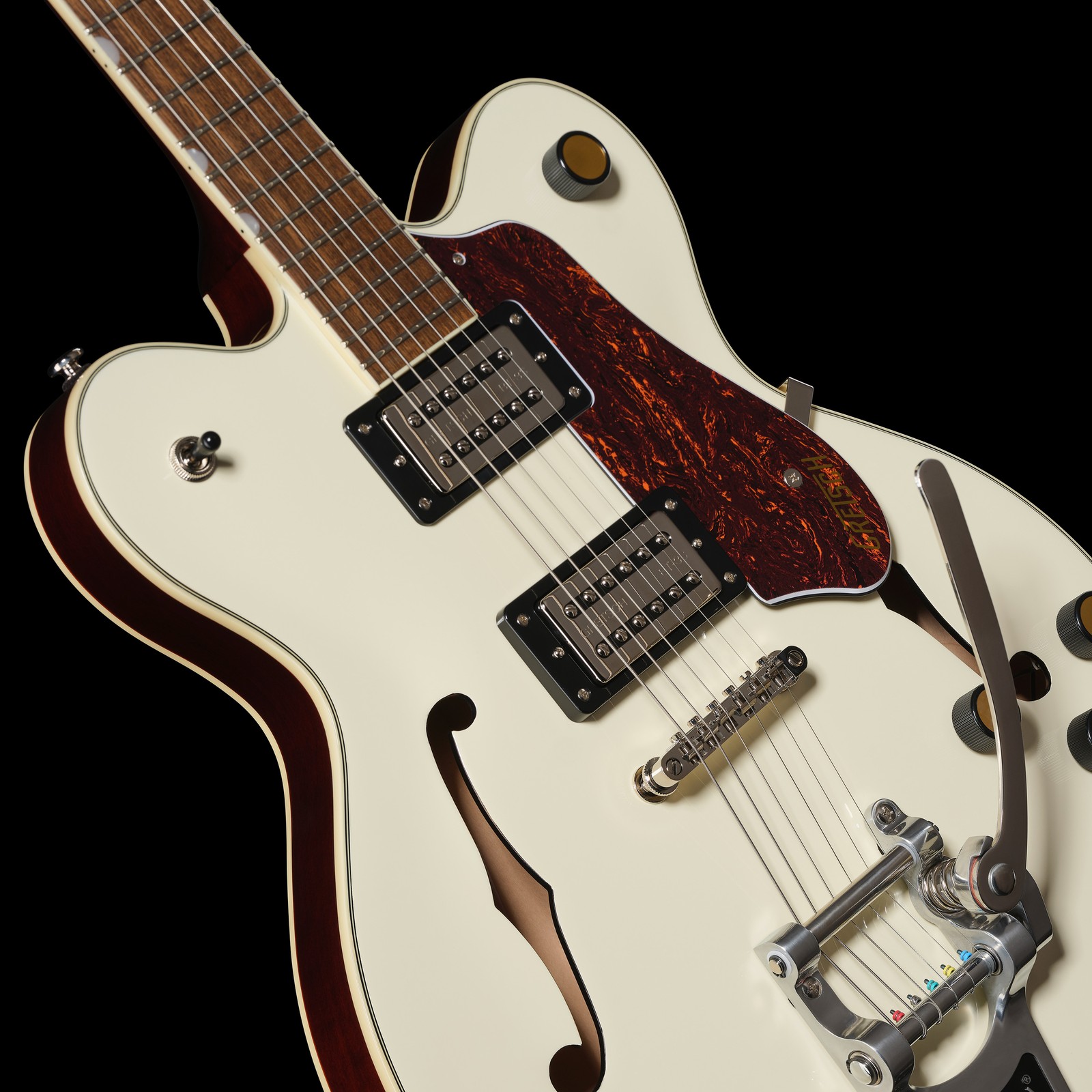 Korpus mit zwei Humbucker Pickups und Bigsby Tremolo der Gretsch G2622T Streamliner Club Double Cut Vintage White