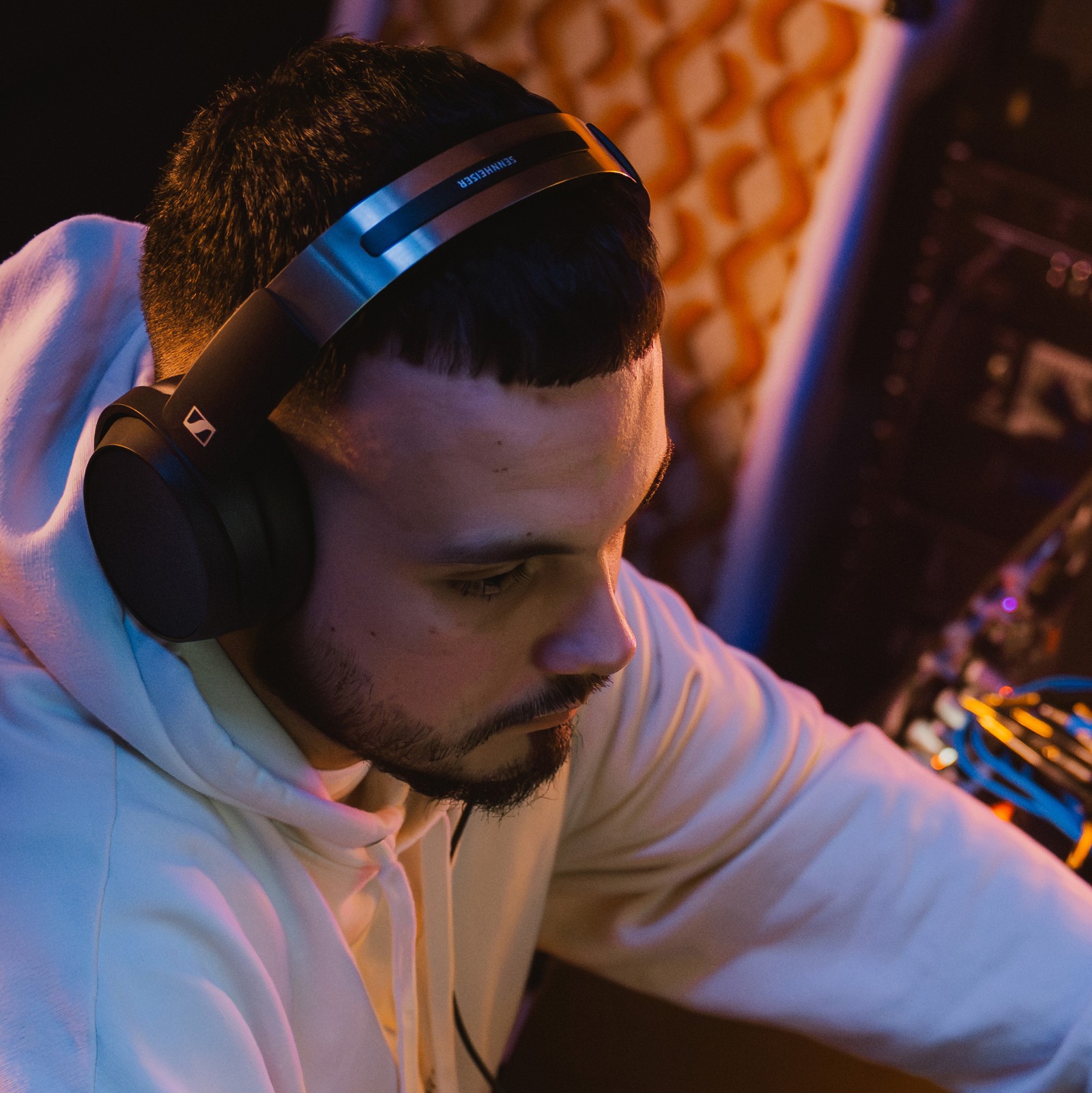 Mann trägt Kopfhörer Sennheiser HD-480 PRO 
