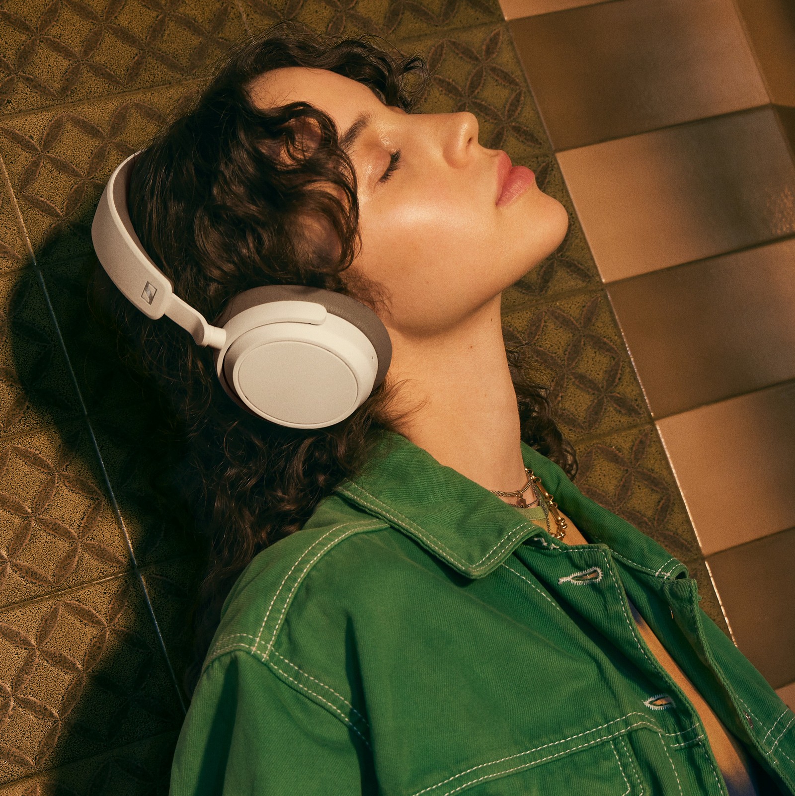 Frau trägt Sennheiser ACCENTUM Plus Whiet Wireless Kopfhörer