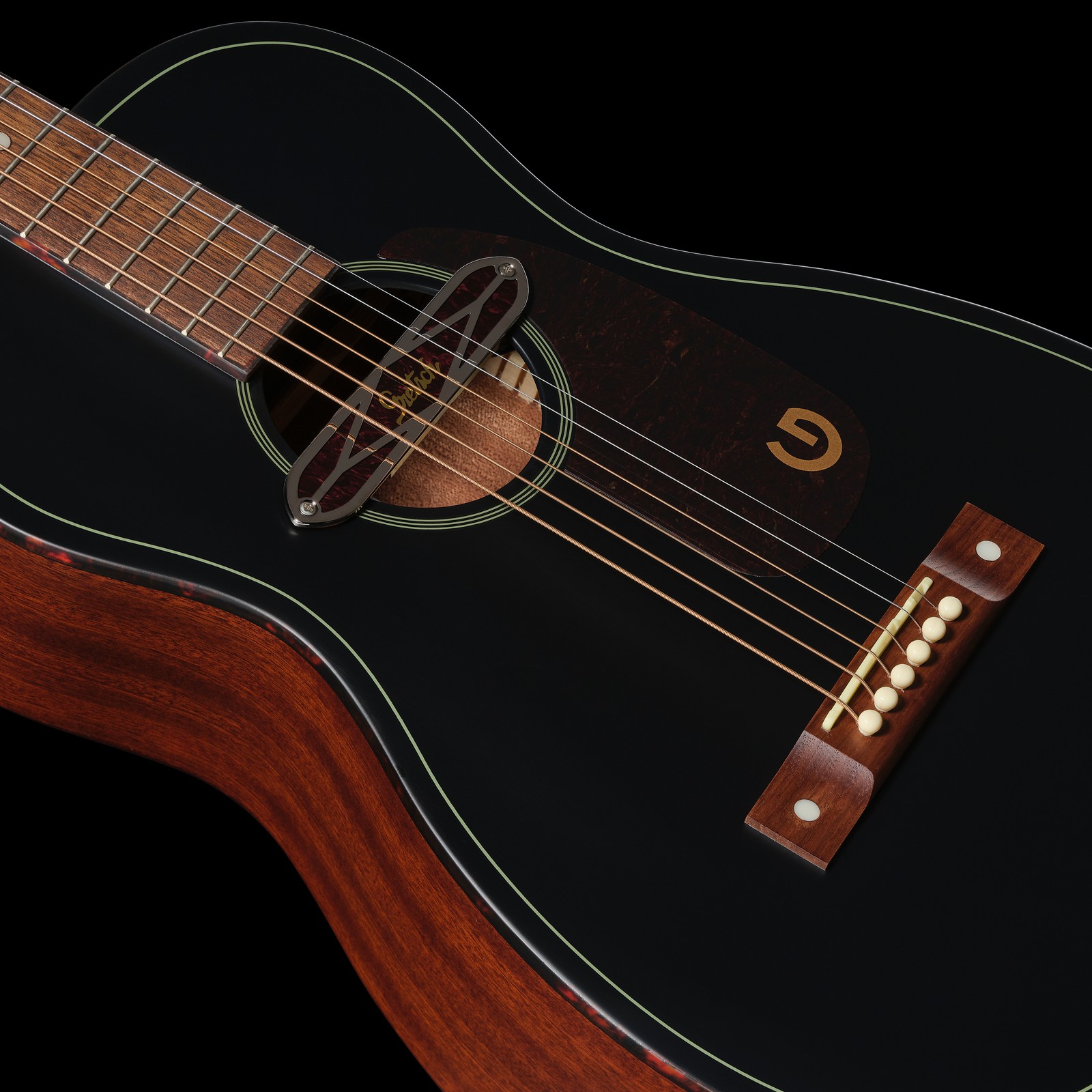 Tonabnehmer im Schallloch der Gretsch Jim Dandy Parlor Deltoluxe TSPG BLKT mit Schallloch-Tonabnehmer