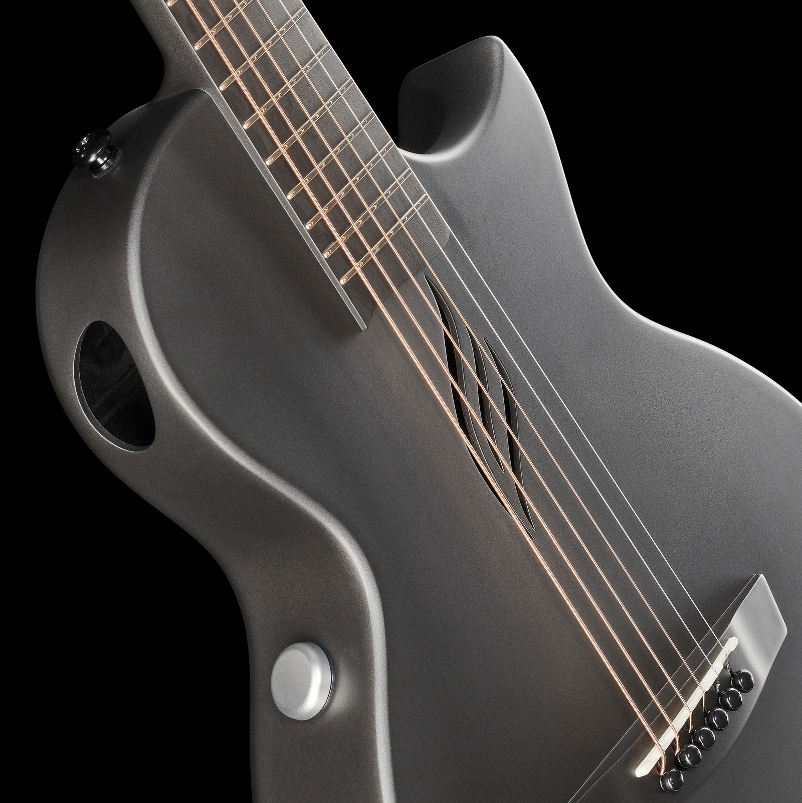 Sound port and preamp of the Harley Benton TravelMate-E
