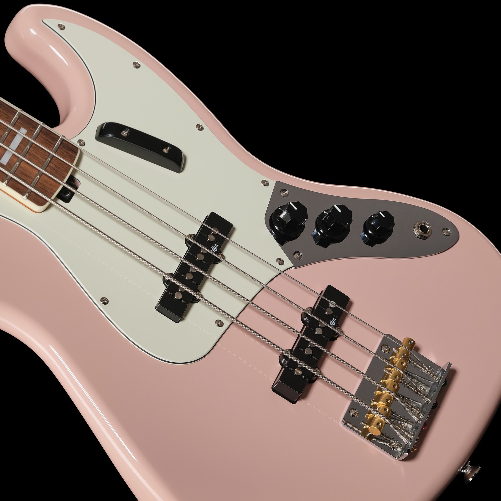 Singlecoil Tonabnehmer auf dem Harley Benton MV-4JB Shell Pink Bass