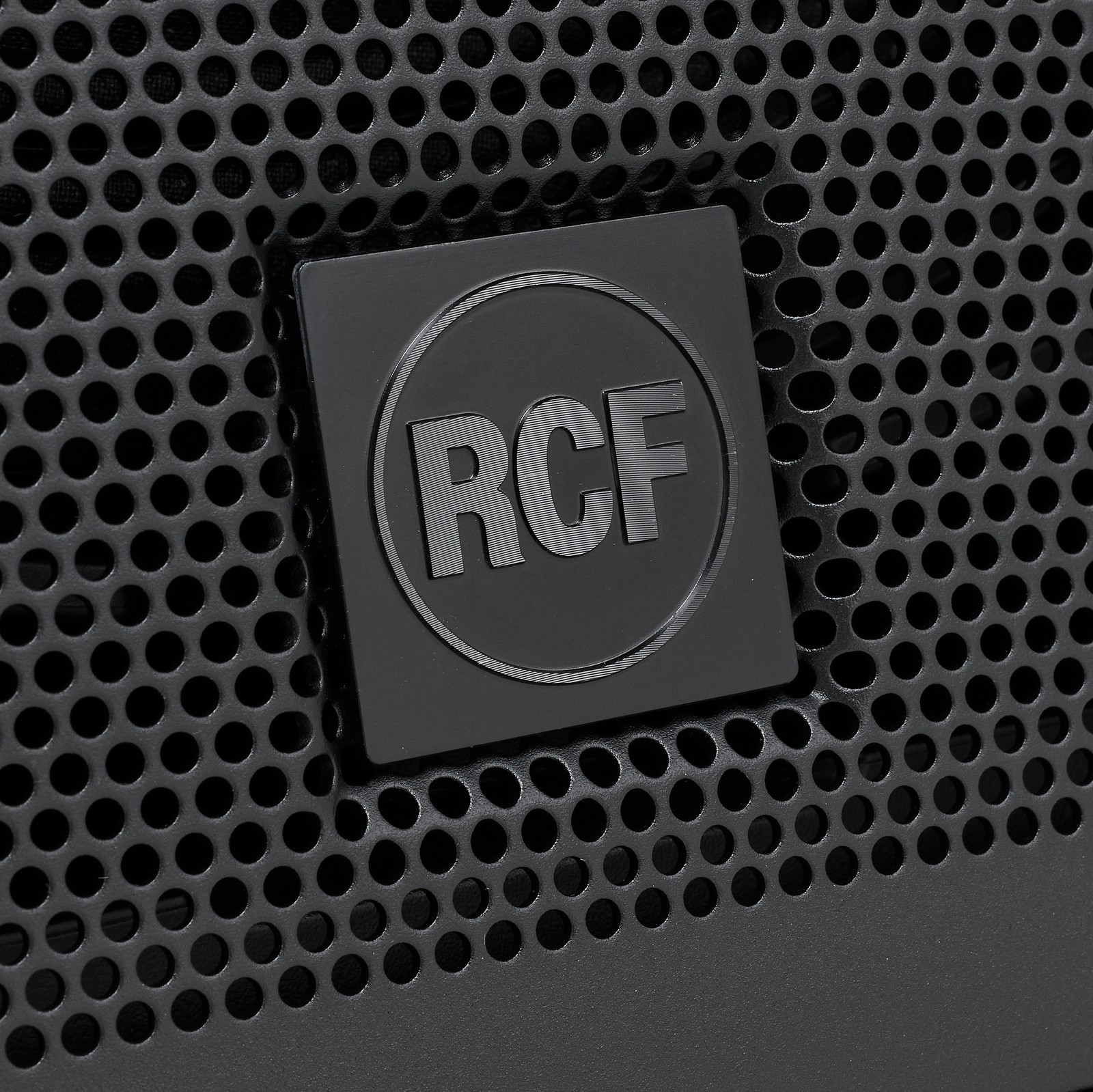 Frontgitter des RCF ART 945-A mit Herstellerlogo
