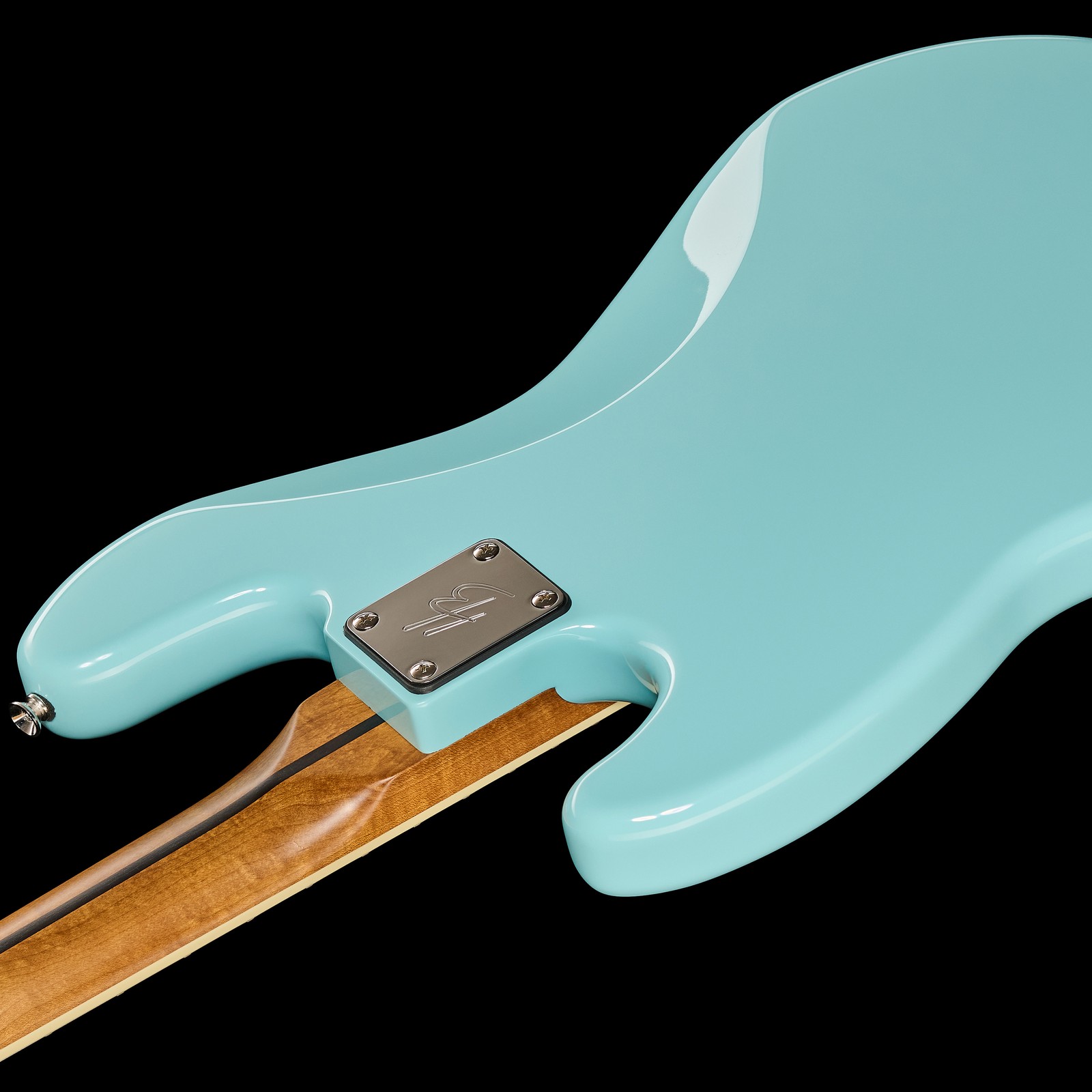 Geschraubter Hals auf der Bassgitarre Harley Benton MV-4JB Daphne Blue von hinten