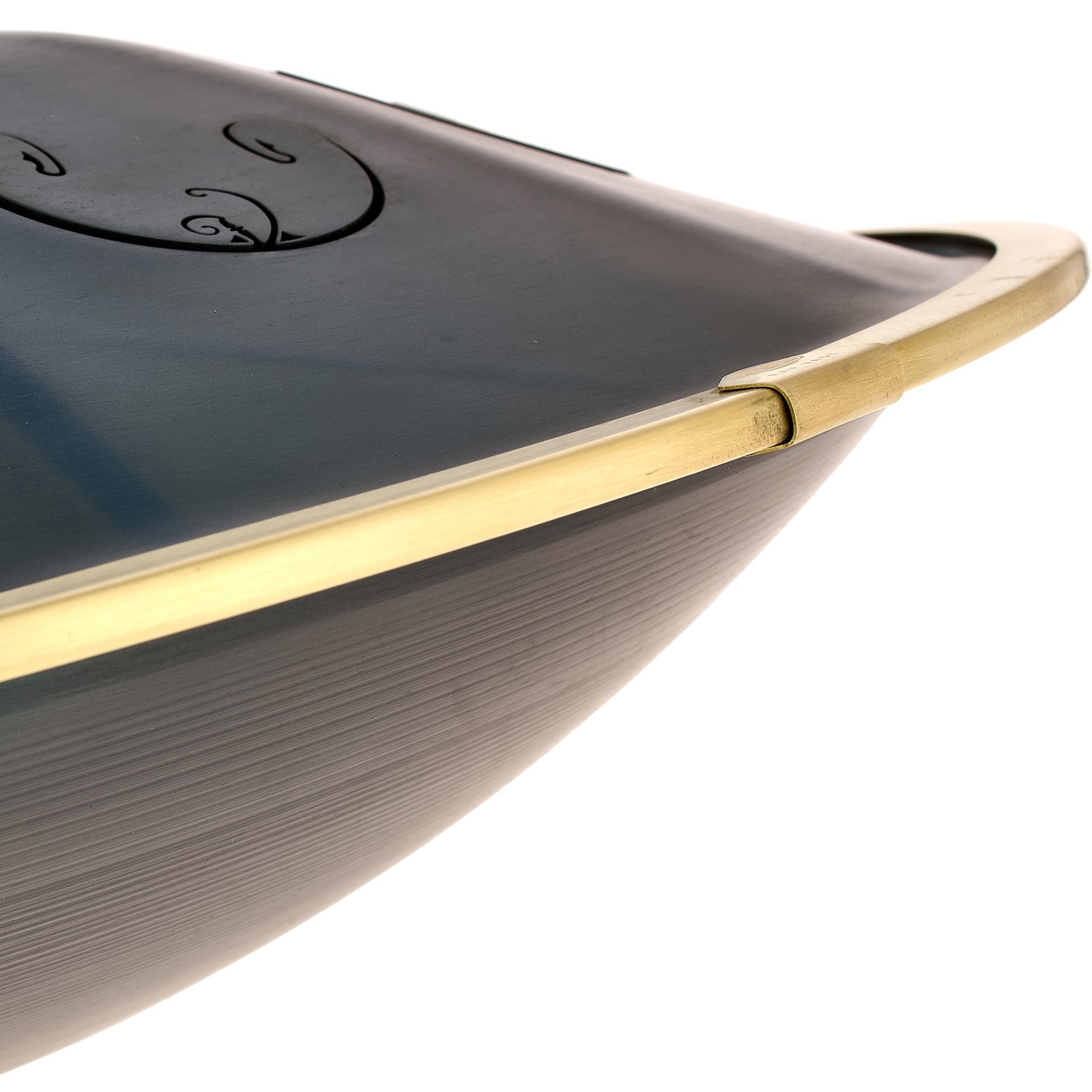 Detailansicht der RAV Labs Vast2 B Rus Zungentrommel in Handpan-Optik