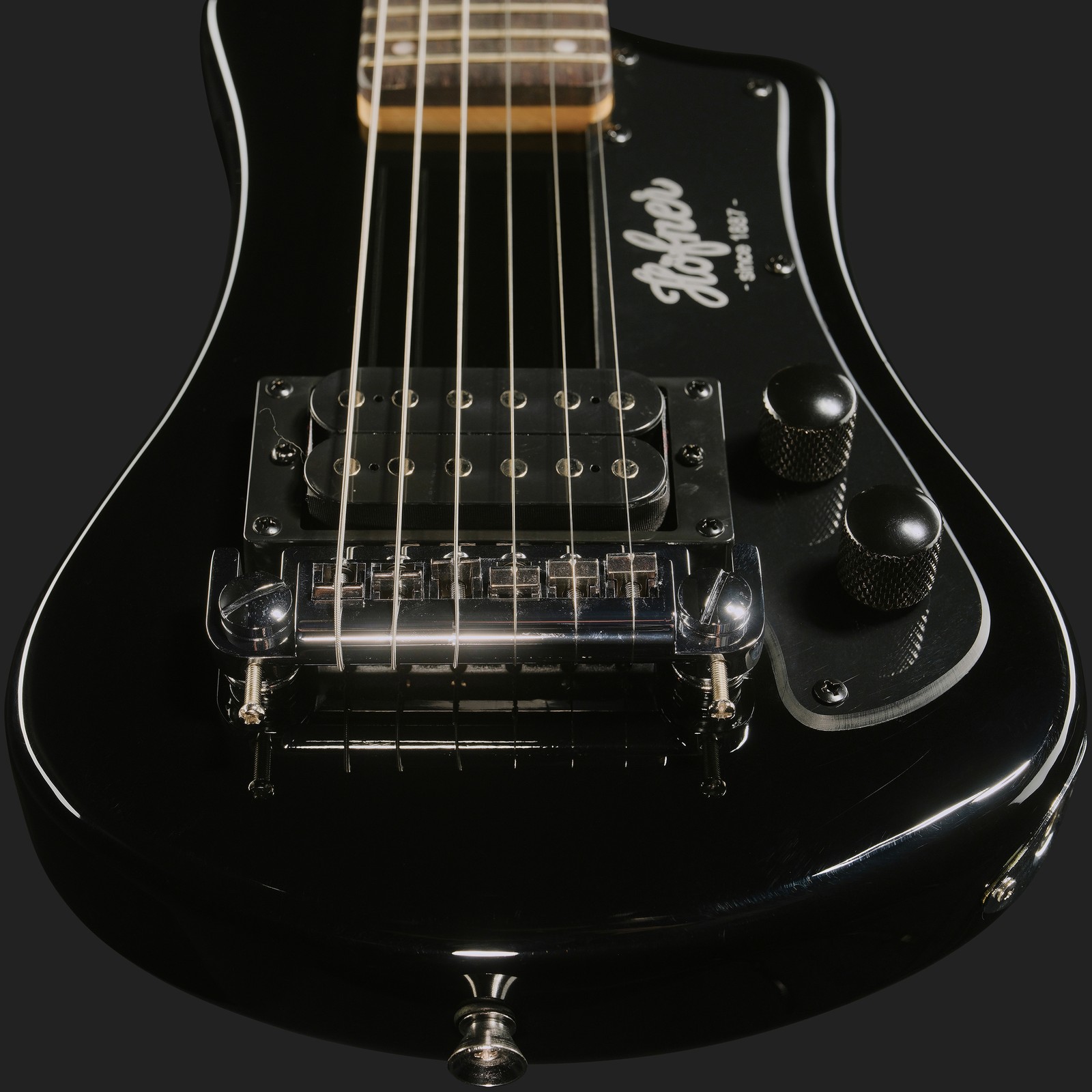 Front of the Höfner Shorty BK Electric Guitar