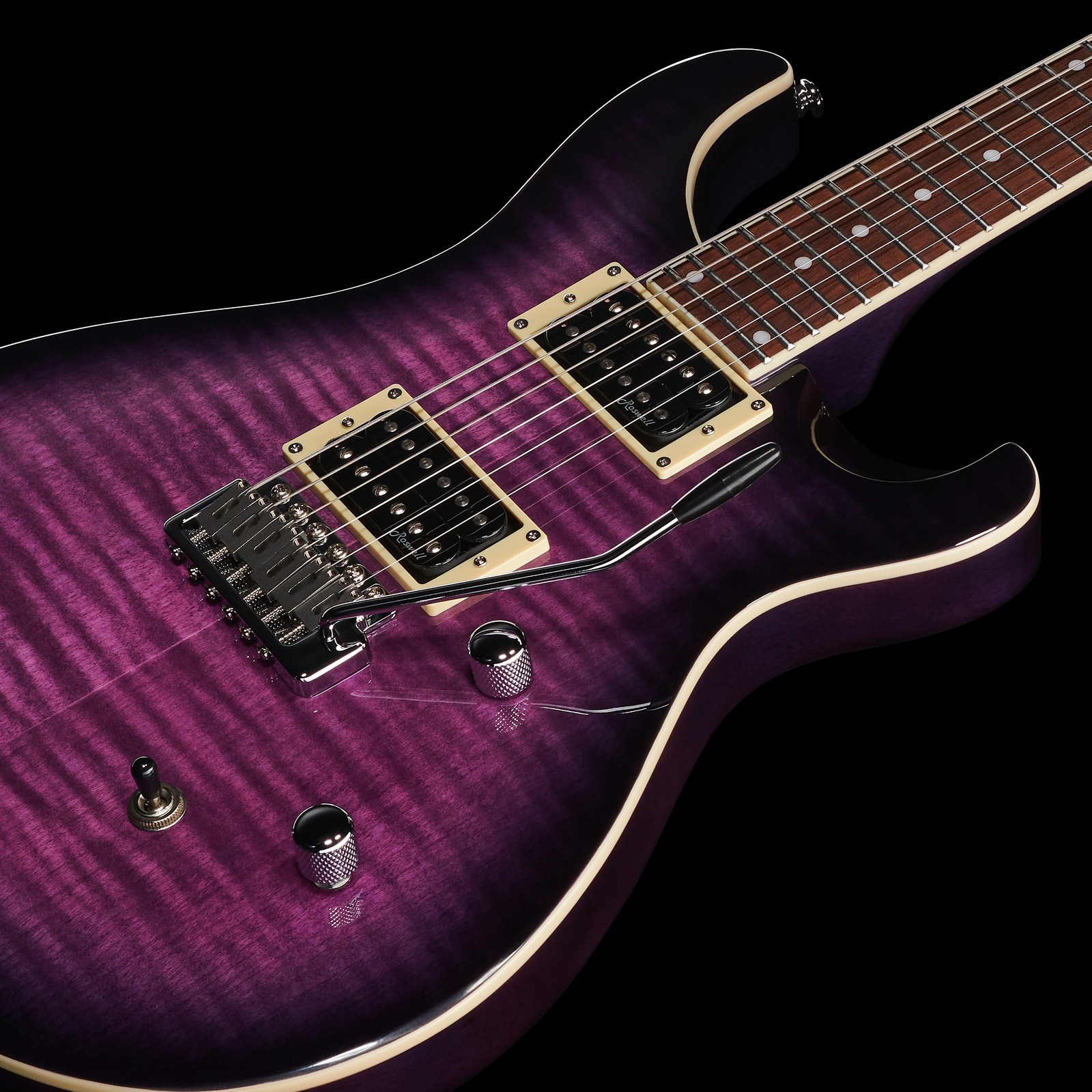 Humbucker Pickups und Tremolo auf der Riegelahorndecke der Harley Benton CST-24T Purple Burst