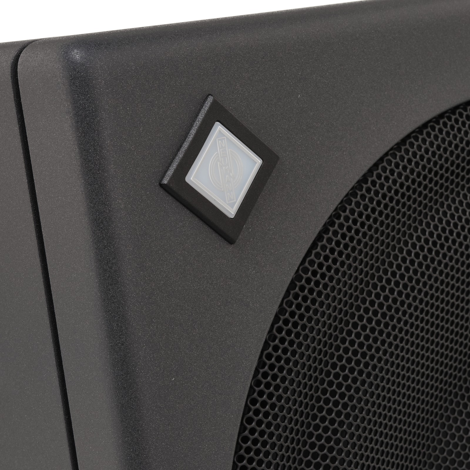 Herstellerlogo auf der Frontseite des Neumann KH 810 II
