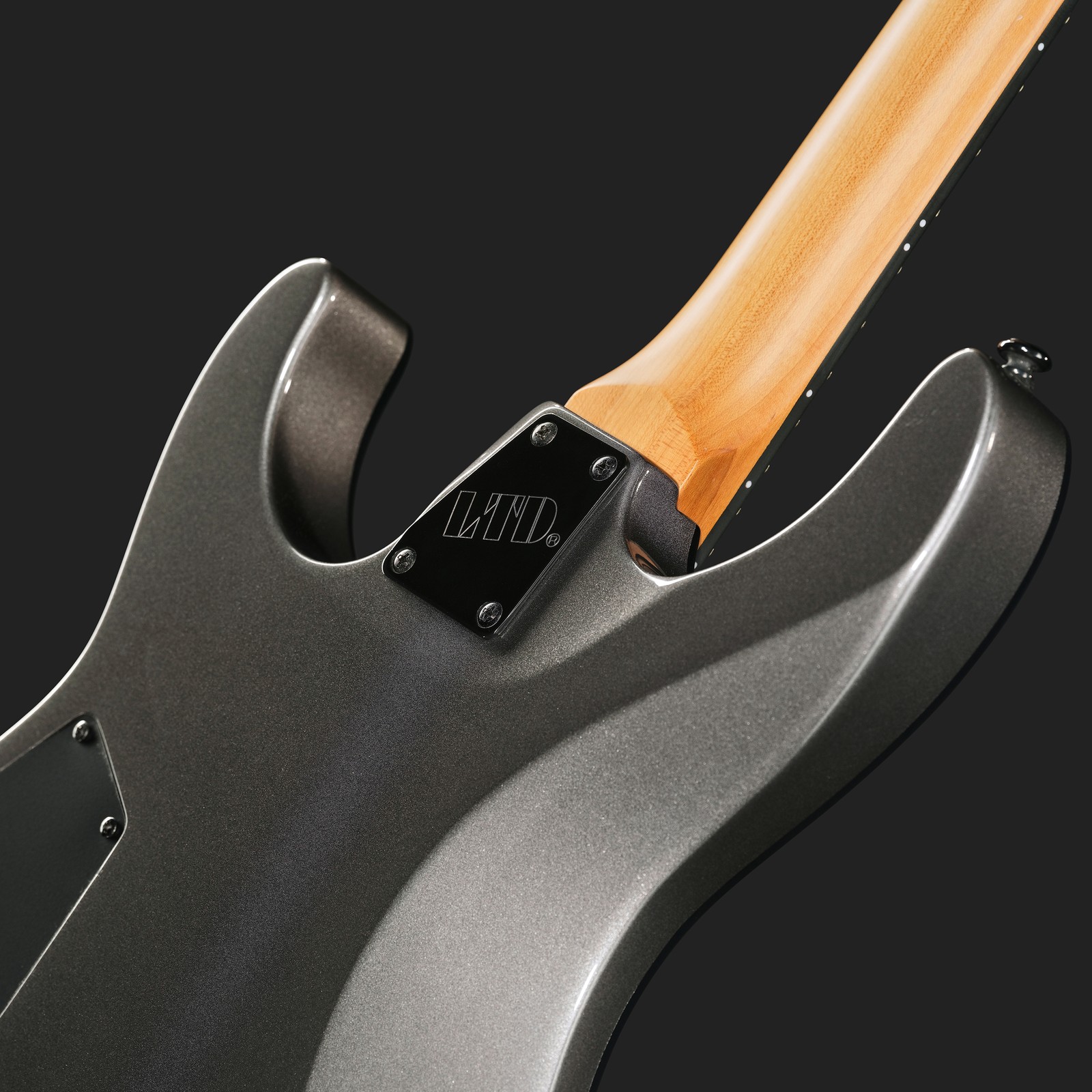 Verschraubter Hals auf der Rückseite der ESP LTD M-400HT CM