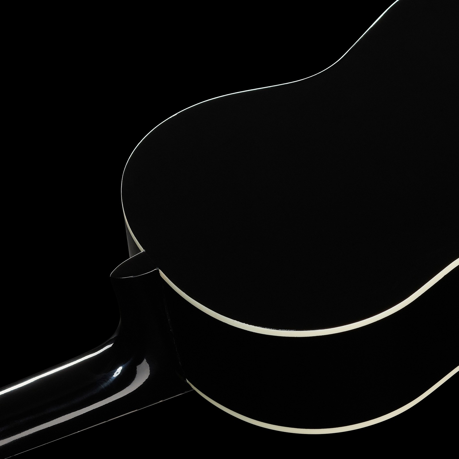 Schwarzer Korpus mit geleimtem Hals auf der Rückseite der Thomann Classic 3/4 Black