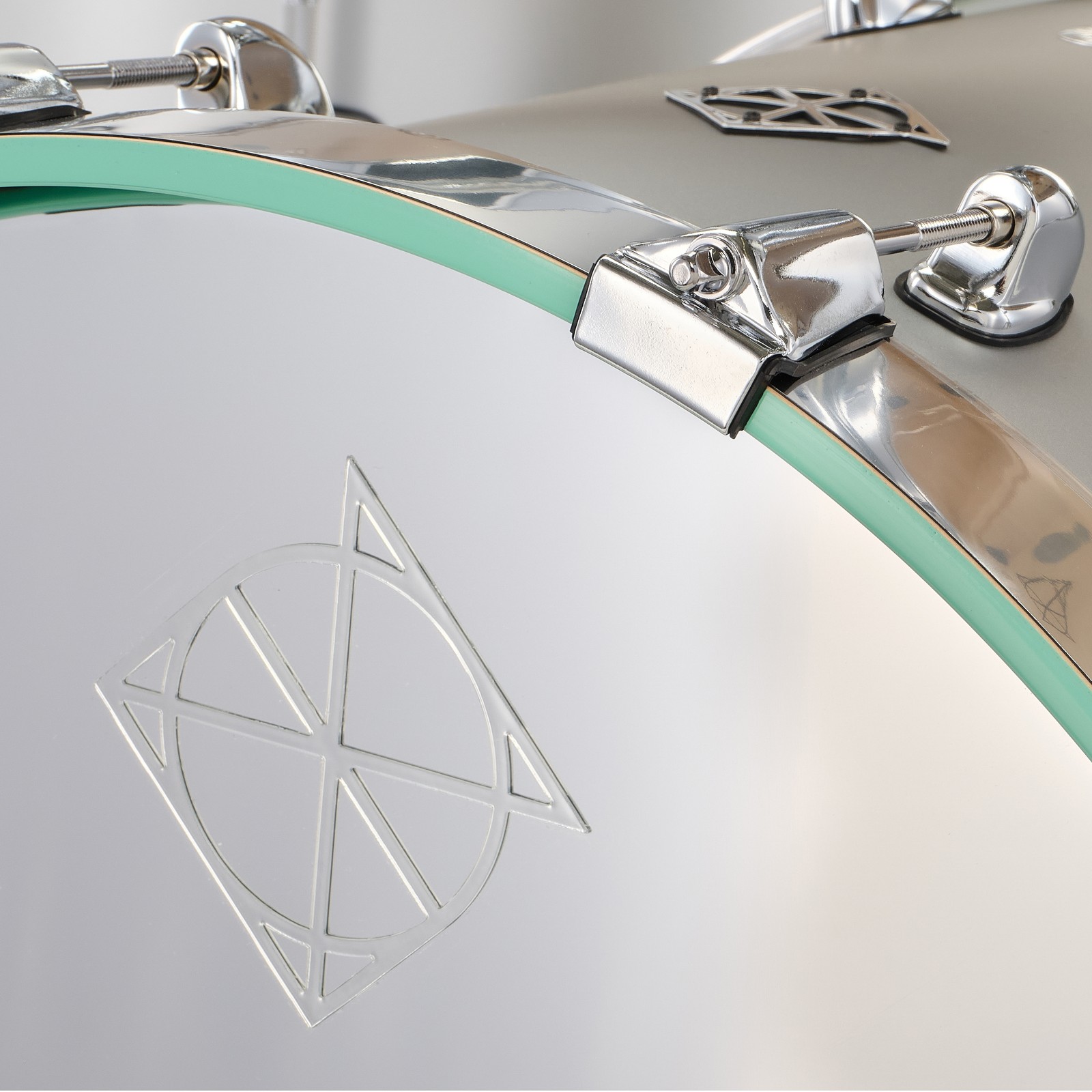 Dixon-Logo auf dem Bassdrumfell des 20" Cornerstone Hybrid Set MST