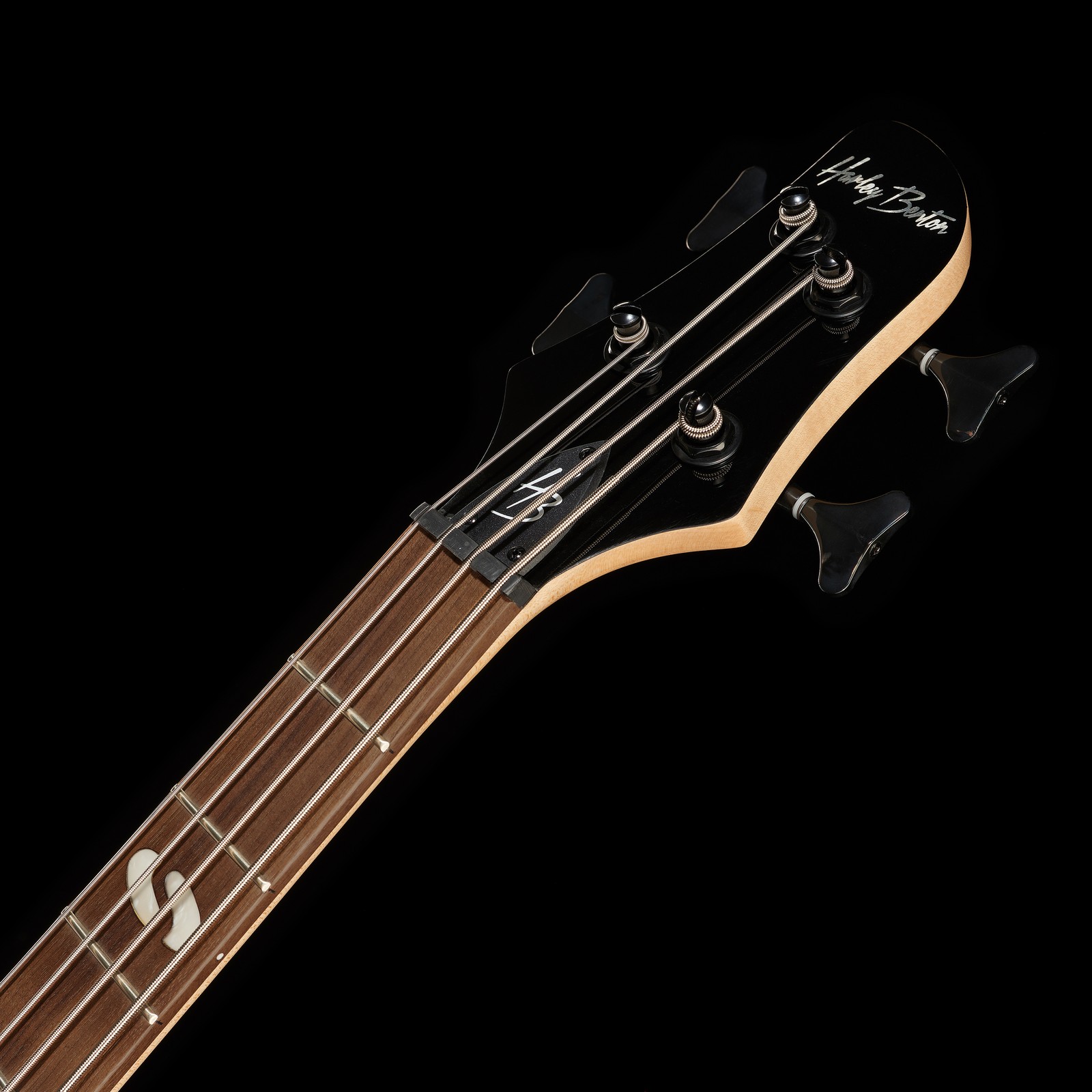 Harley Benton B-450LH BK Progressive Series, Logo auf der Kopfplatte