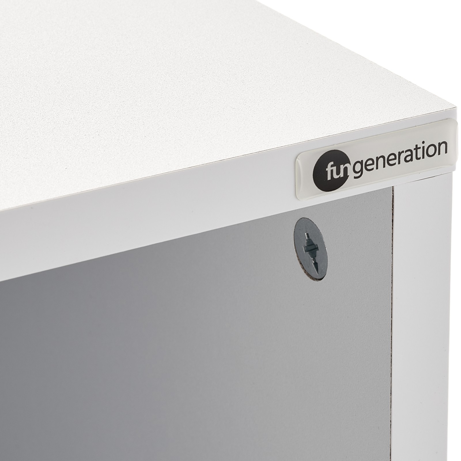Fun Generation Herstellerlogo auf dem Vinyl Rack Three White