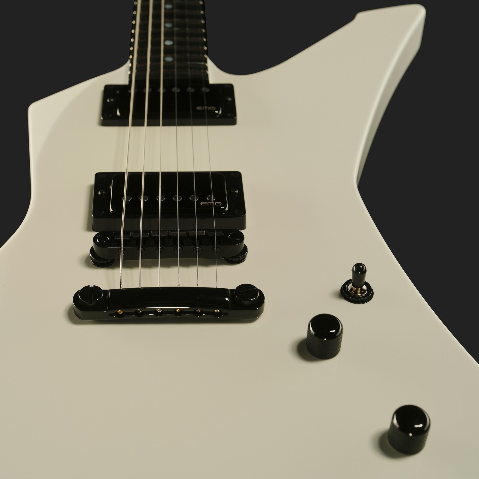 Weißer Metal Gitarrenkorpus mit Humbucker Pickups auf der ESP Snakebyte SW James Hetfield
