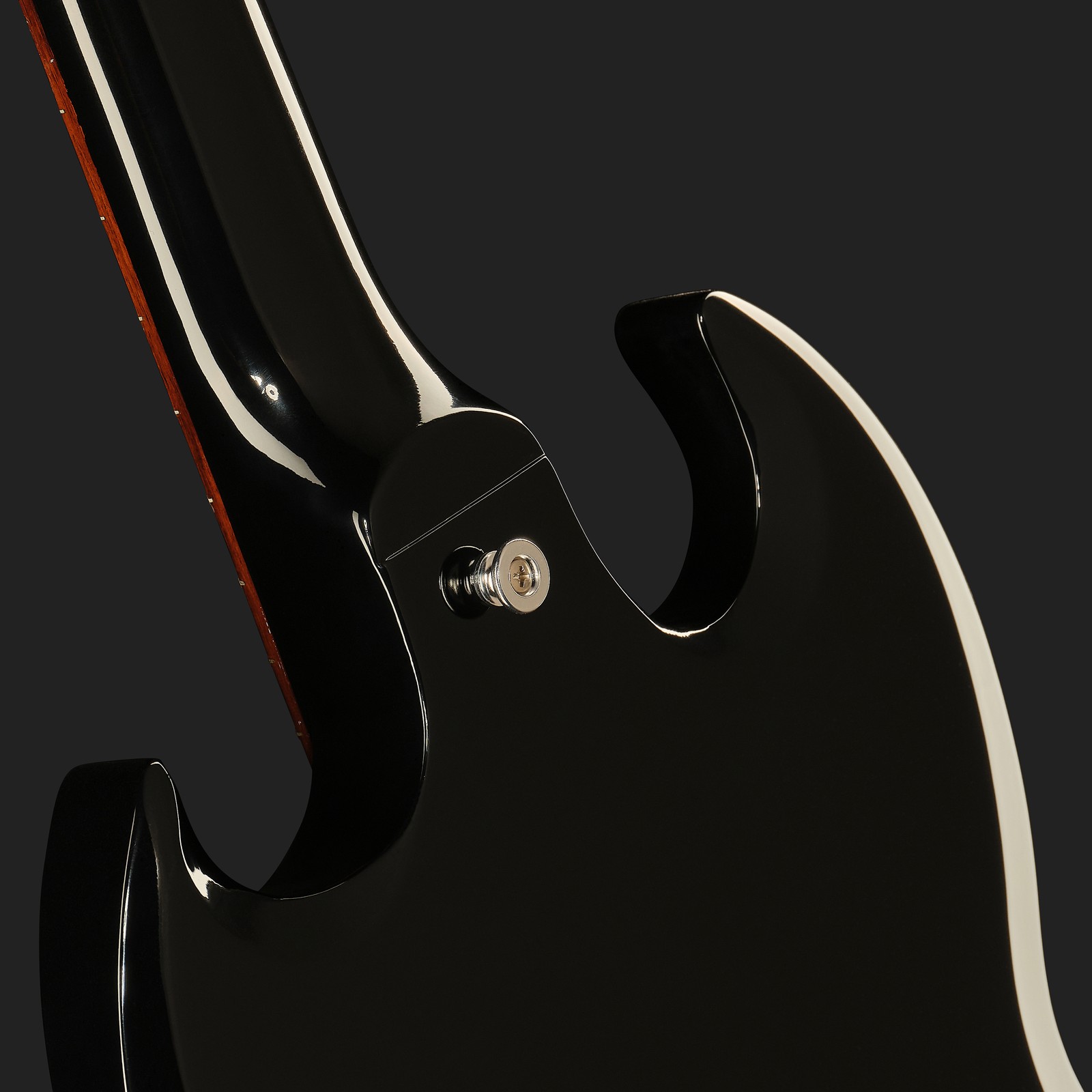 Geleimter Hals mit Gurtpin am Halsfuß des Gibson SG Bass Ebony