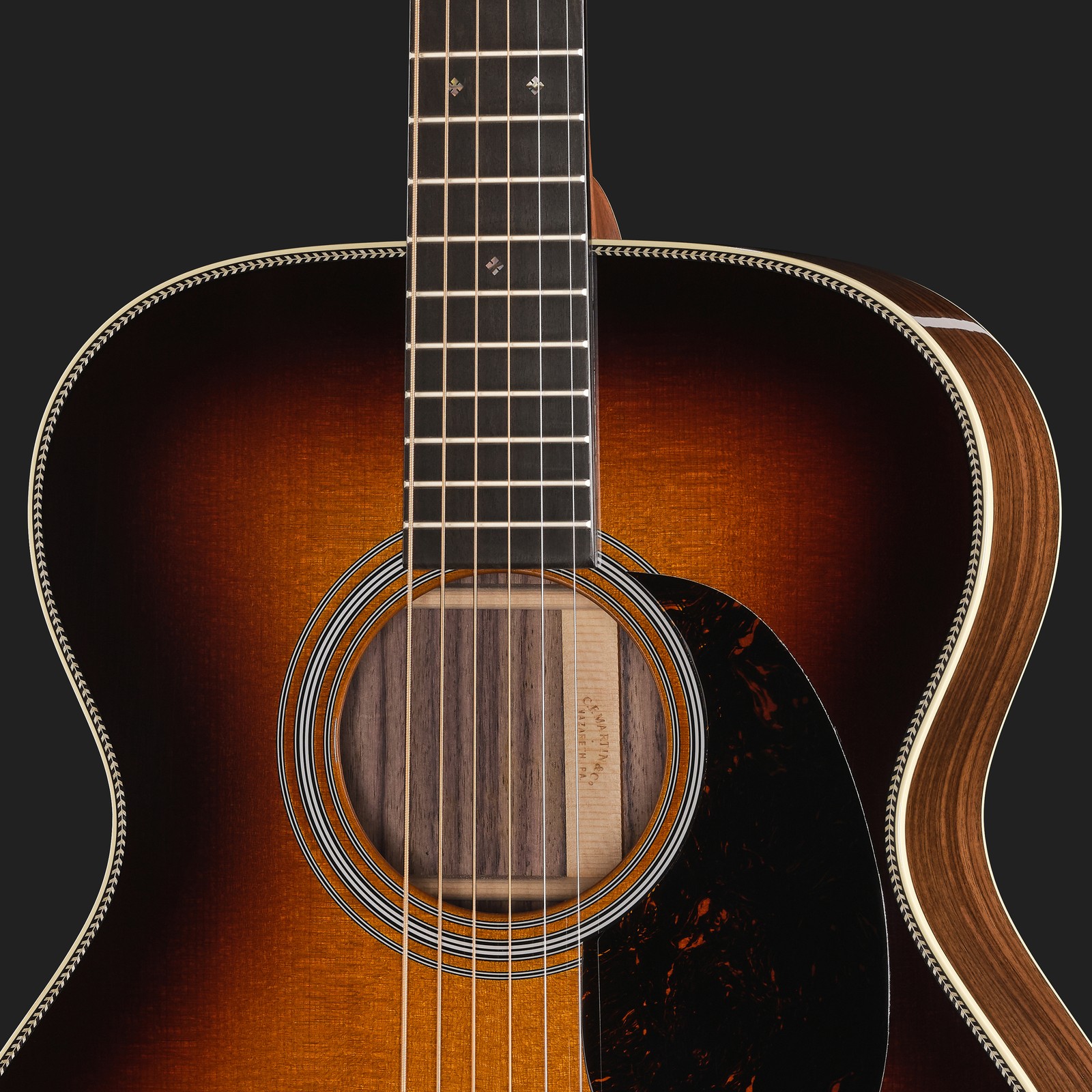 Detail des Schalllochs und der Inlays der Martin Guitar 00028 Sunburst