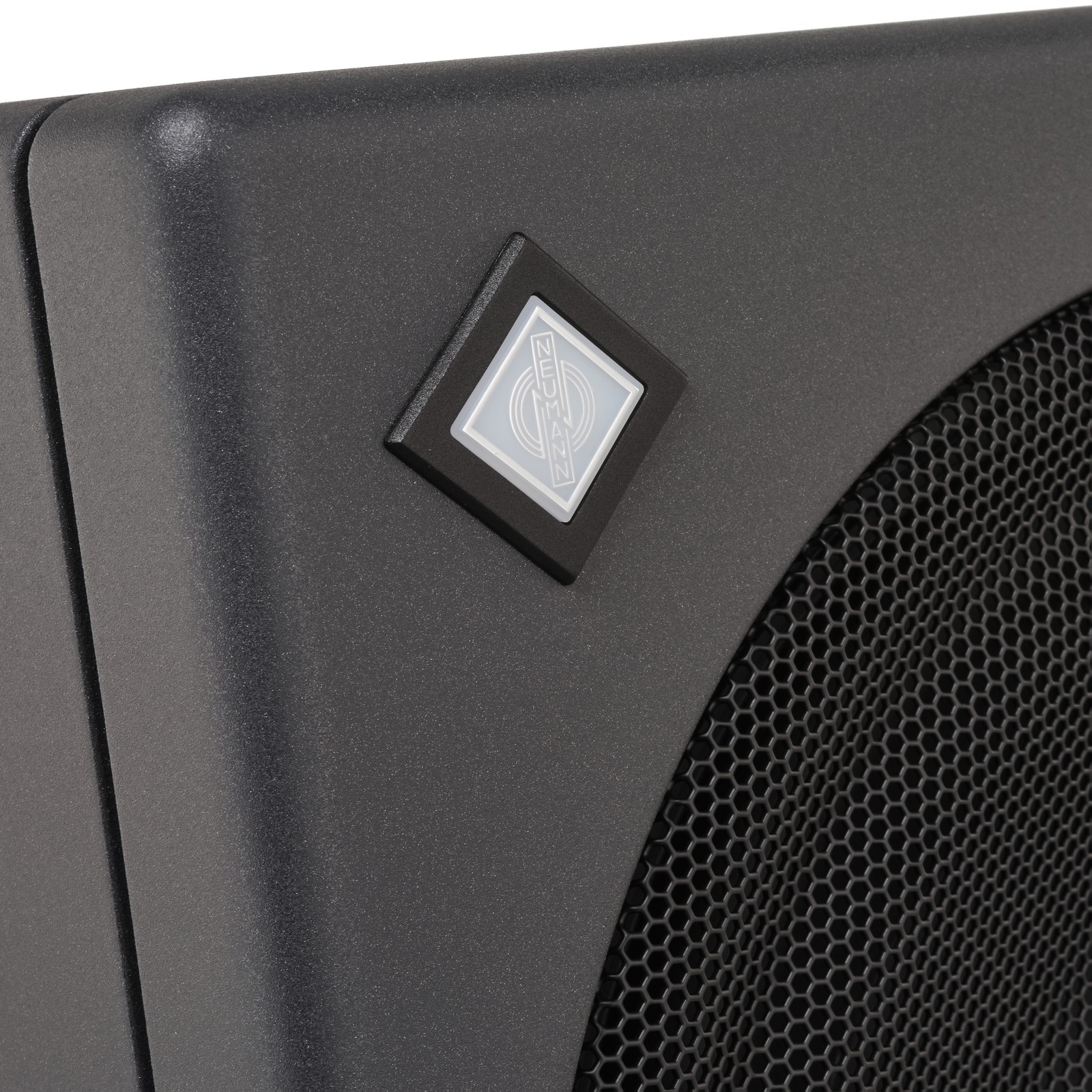 Neumann Logo am KH 870 II Subwoofer