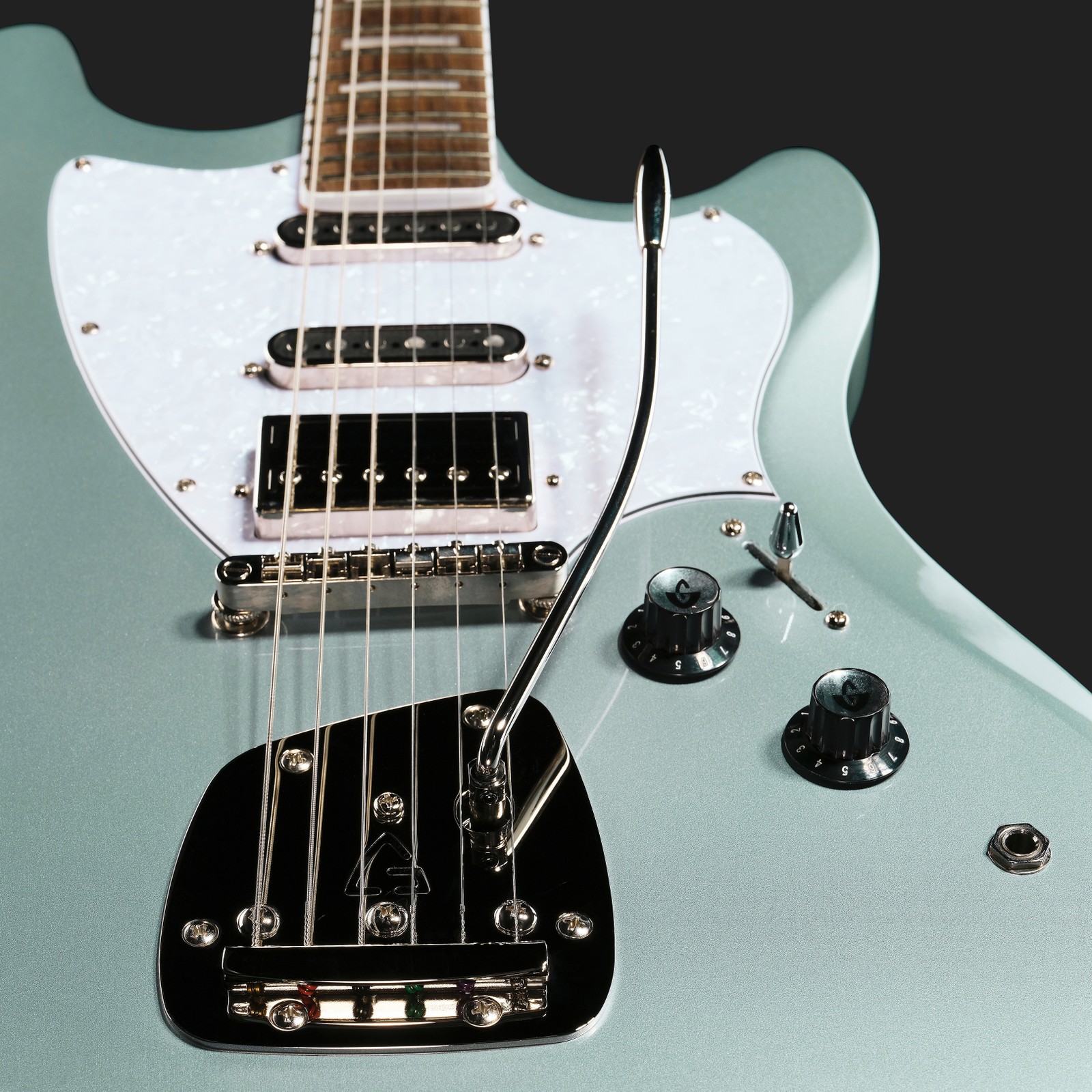 Guild Surfliner Deluxe Glacier Blue E-Gitarre mit Humbucker, Singlecoils und Tremolo