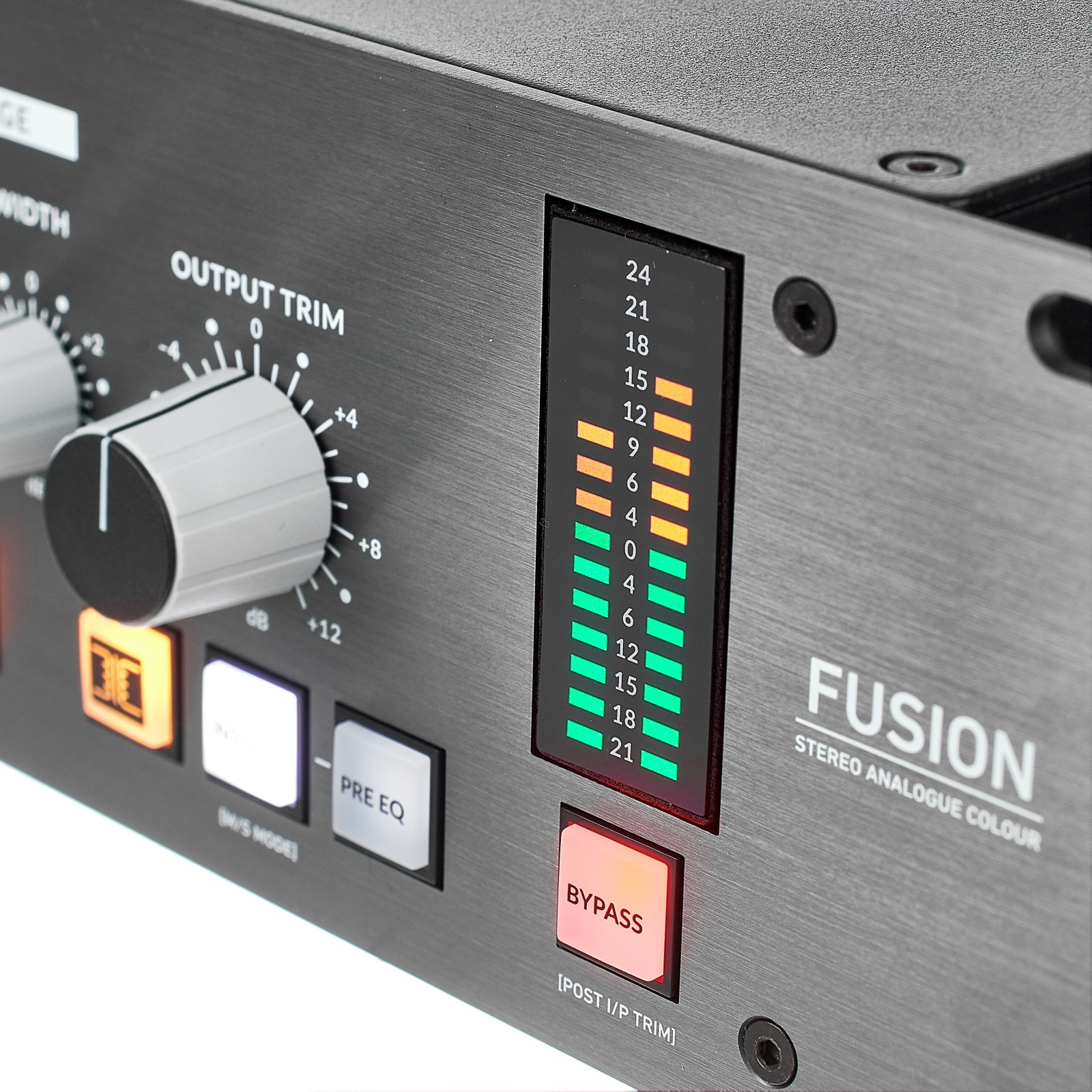 Primo piano del processore master stereo analogico SSL Fusion