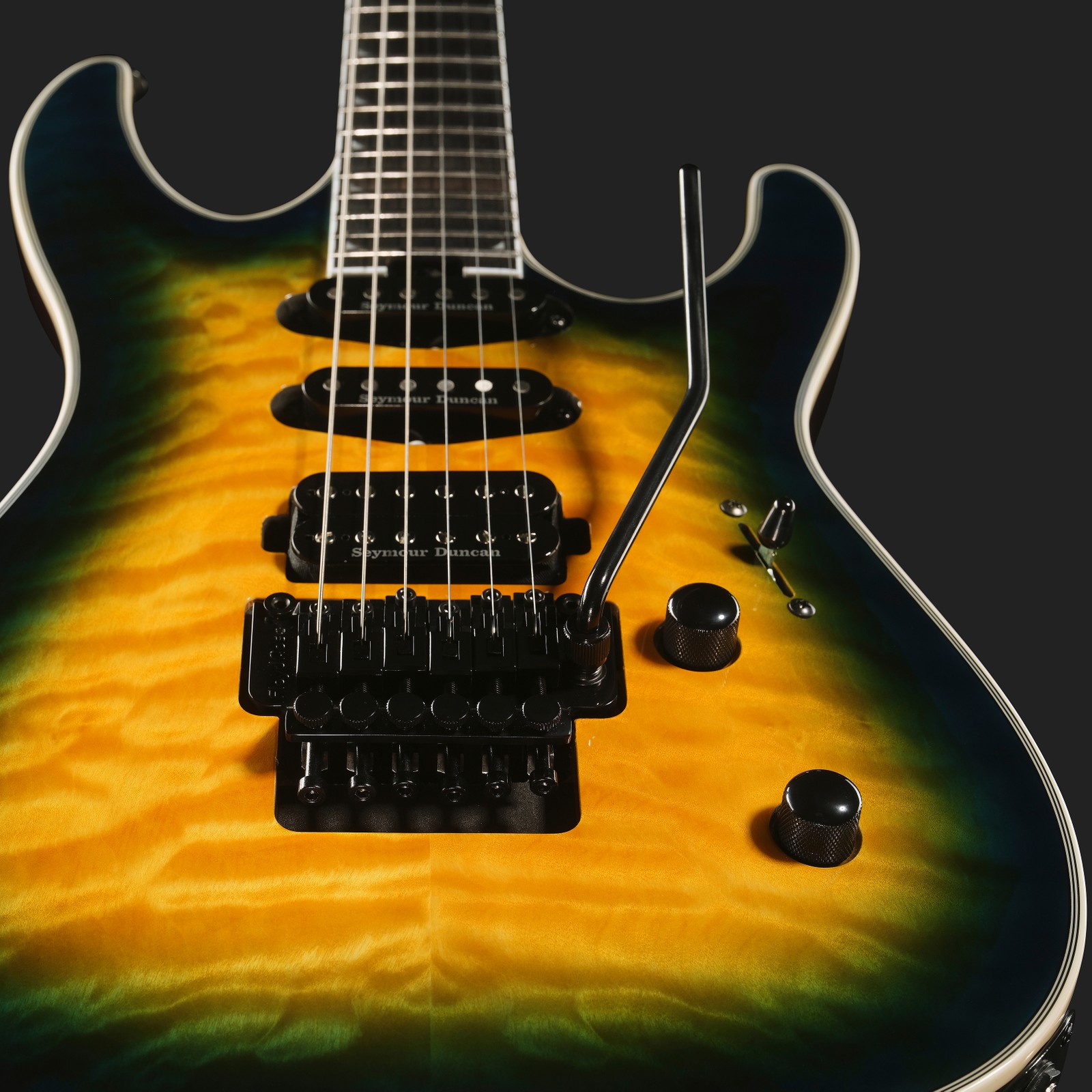 Zwei Singlecoils, ein Humbucker und Floyd Rose auf der Jackson Pro Plus Soloist SLA3Q ABB