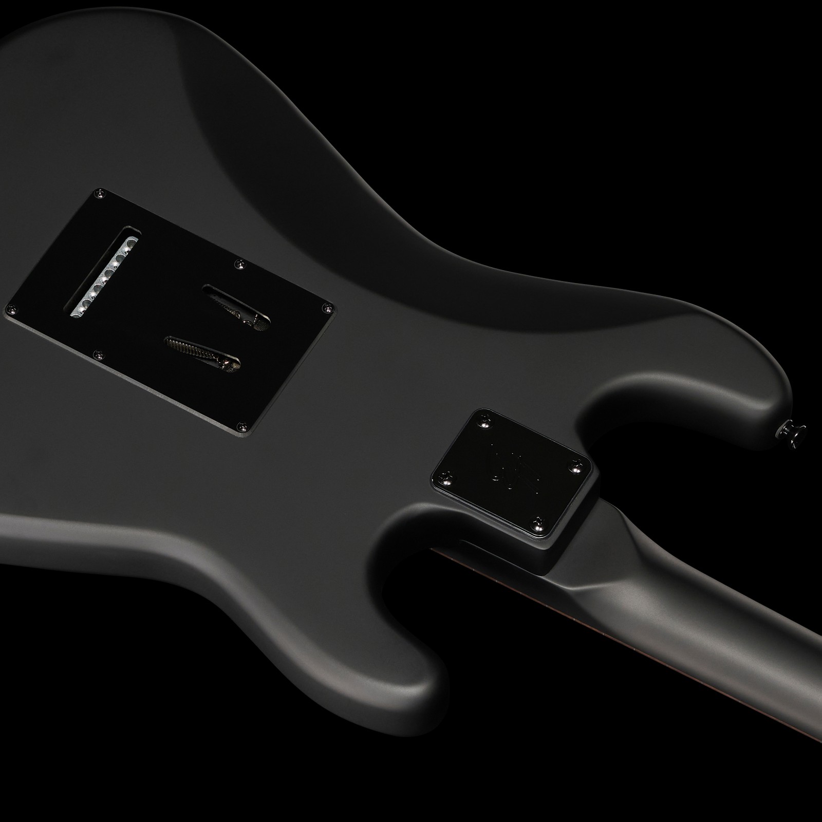Mattschwarze E-Gitarre mit geschraubtem Hals von hinten