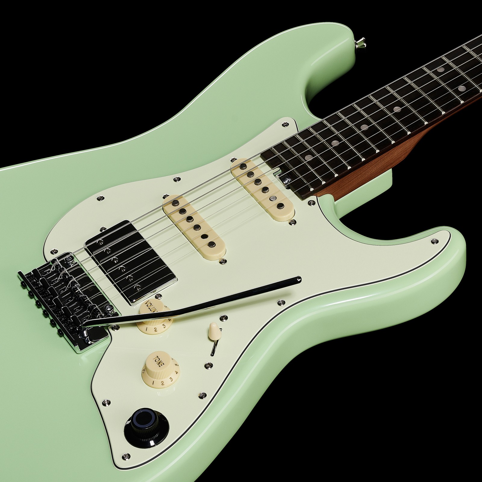 Zwei Singlecoils und ein Humbucker auf der Mooer GTRS Guitars Standard 800 SG