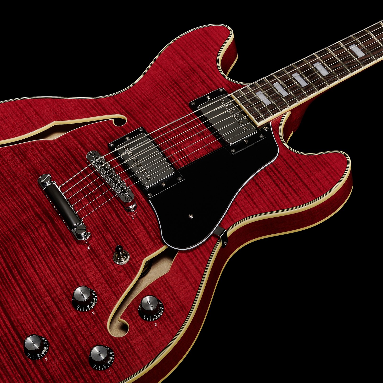 Detailansicht Decke der Larry Carlton H7 STR Semi-Hollow E-Gitarre in See Through Red