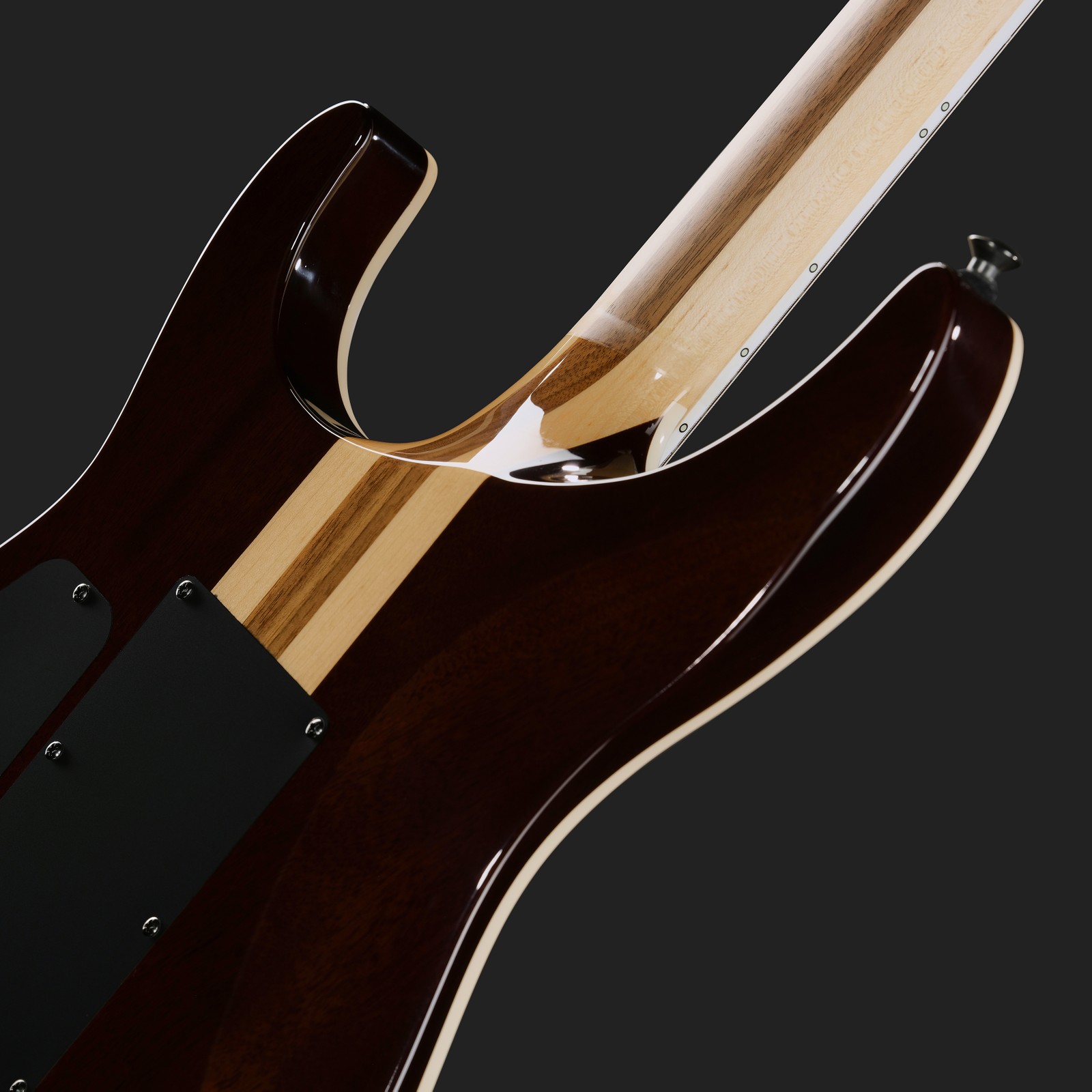 Durchgehender Hals auf der Rückseite der Jackson Pro Plus Soloist SLA3Q PB
