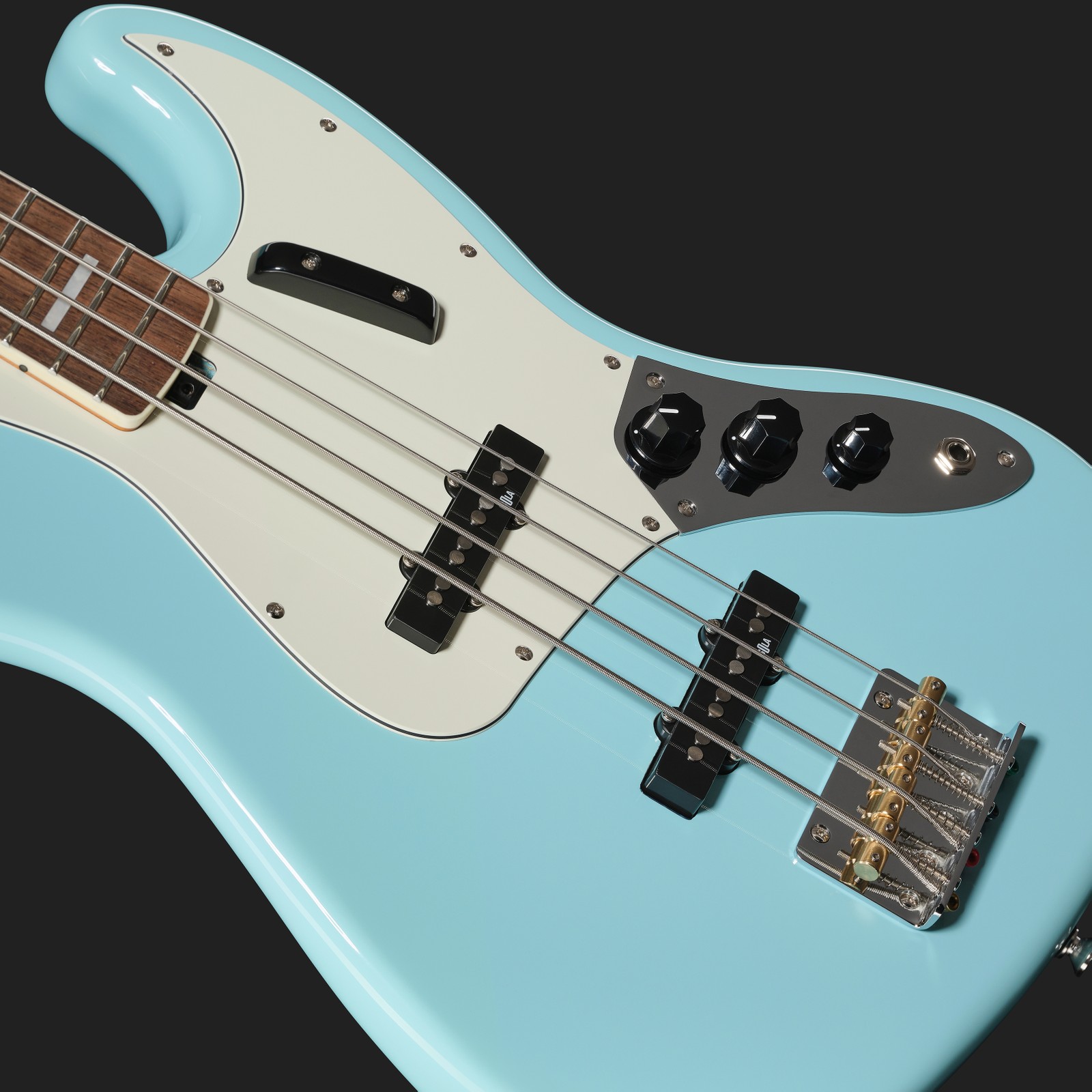 Singlecoil Tonabnehmer auf dem Harley Benton MV-4JB Daphne Blue Bass