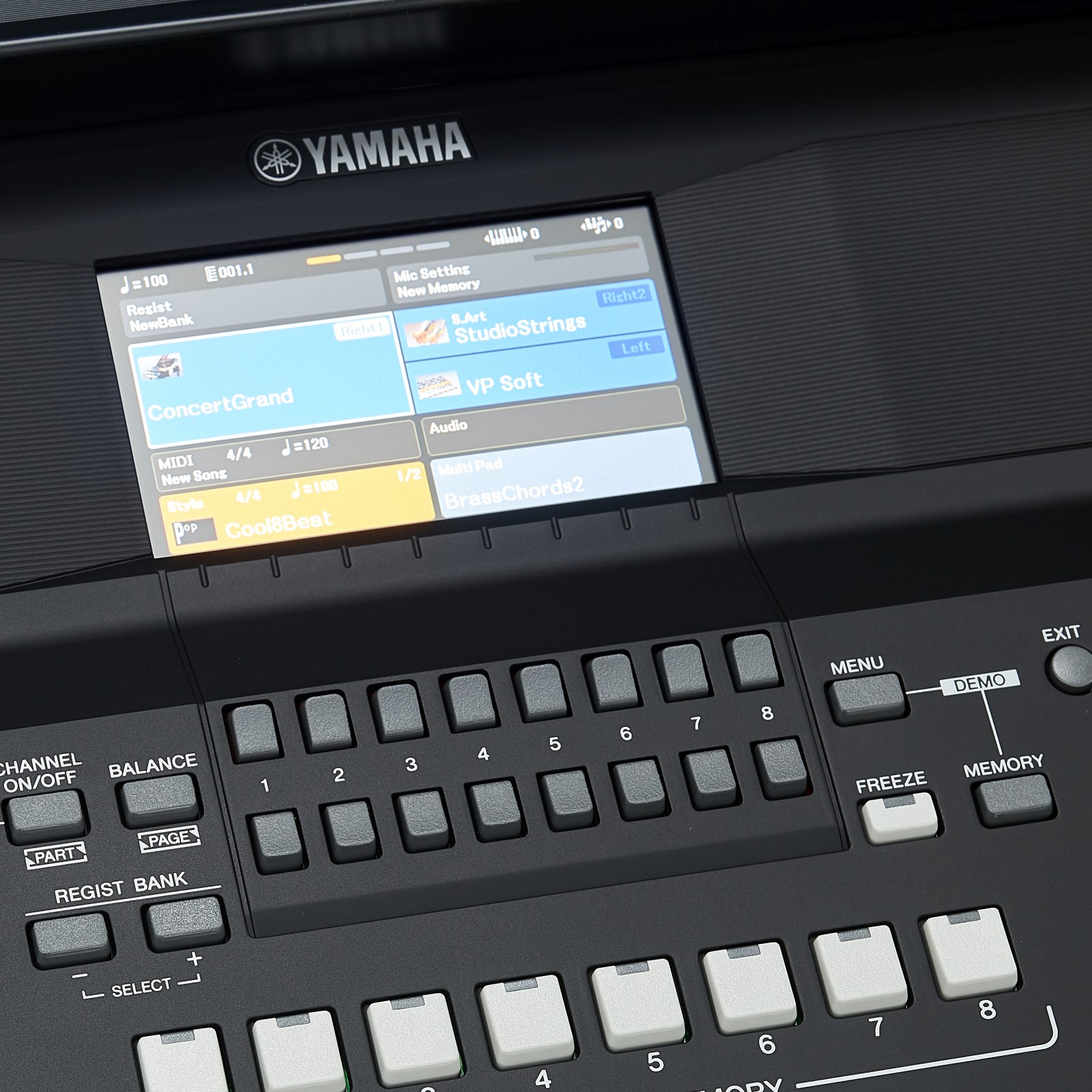 Display della Yamaha PSR-SX600 e pulsanti per le impostazioni sottostanti