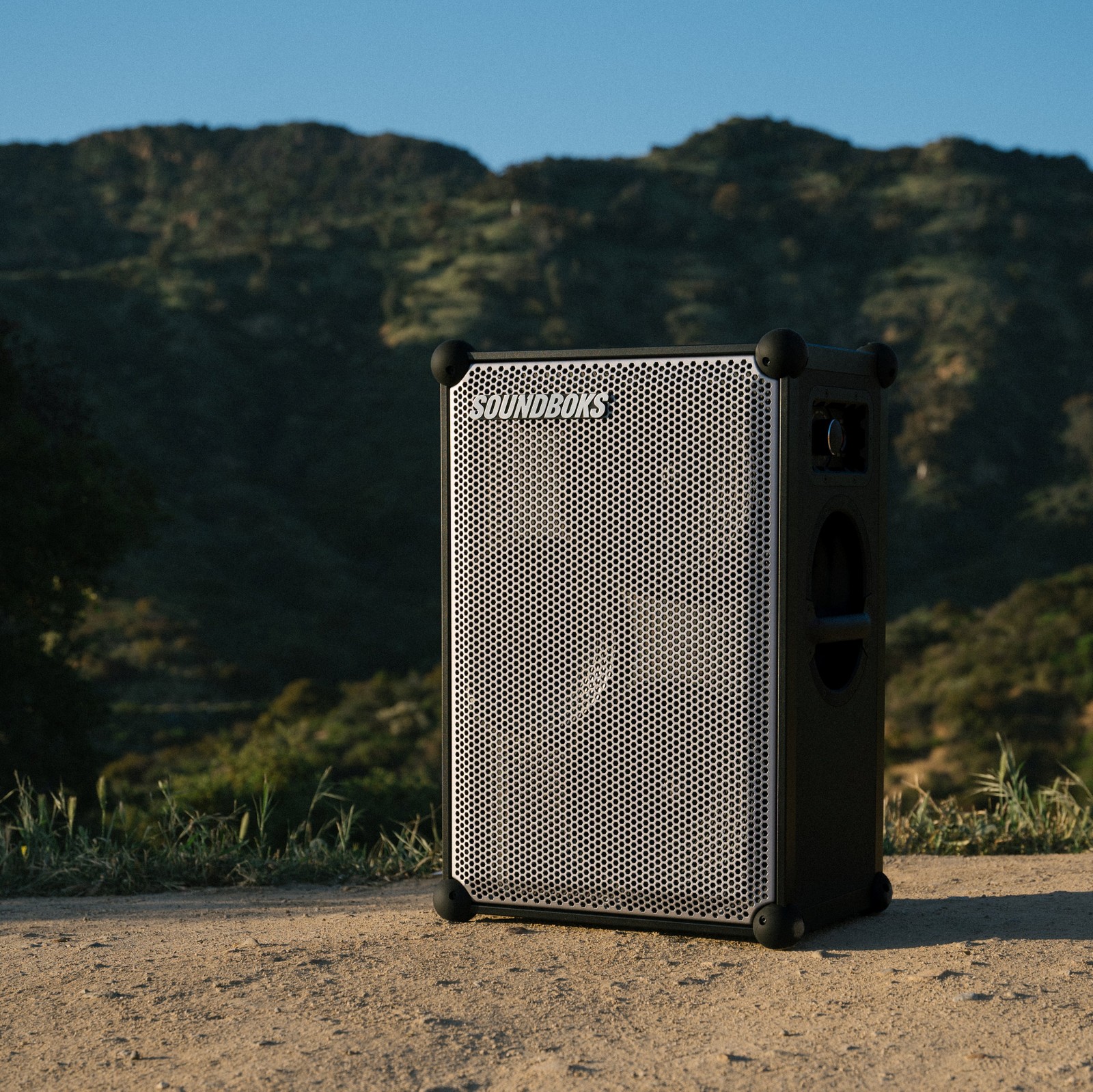 Soundboks 4 Metallic Grey im Sonennuntergang