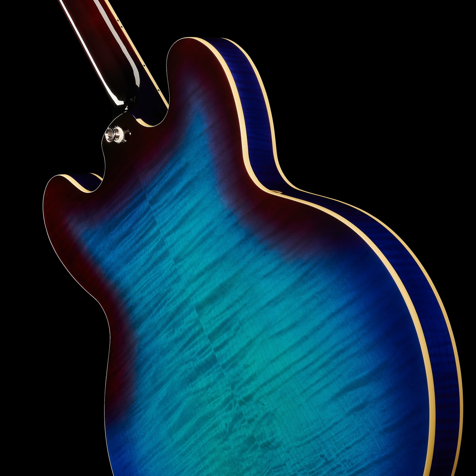 Gurtpin und Double Cutaway auf der Rückseite der Epiphone ES-335 Figured Blueberry Burst