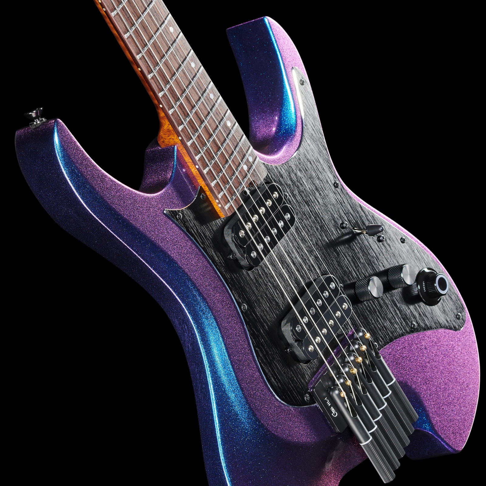 Humbuckers and pots on the Mooer GTRS Guitars Wing 900 Int APU