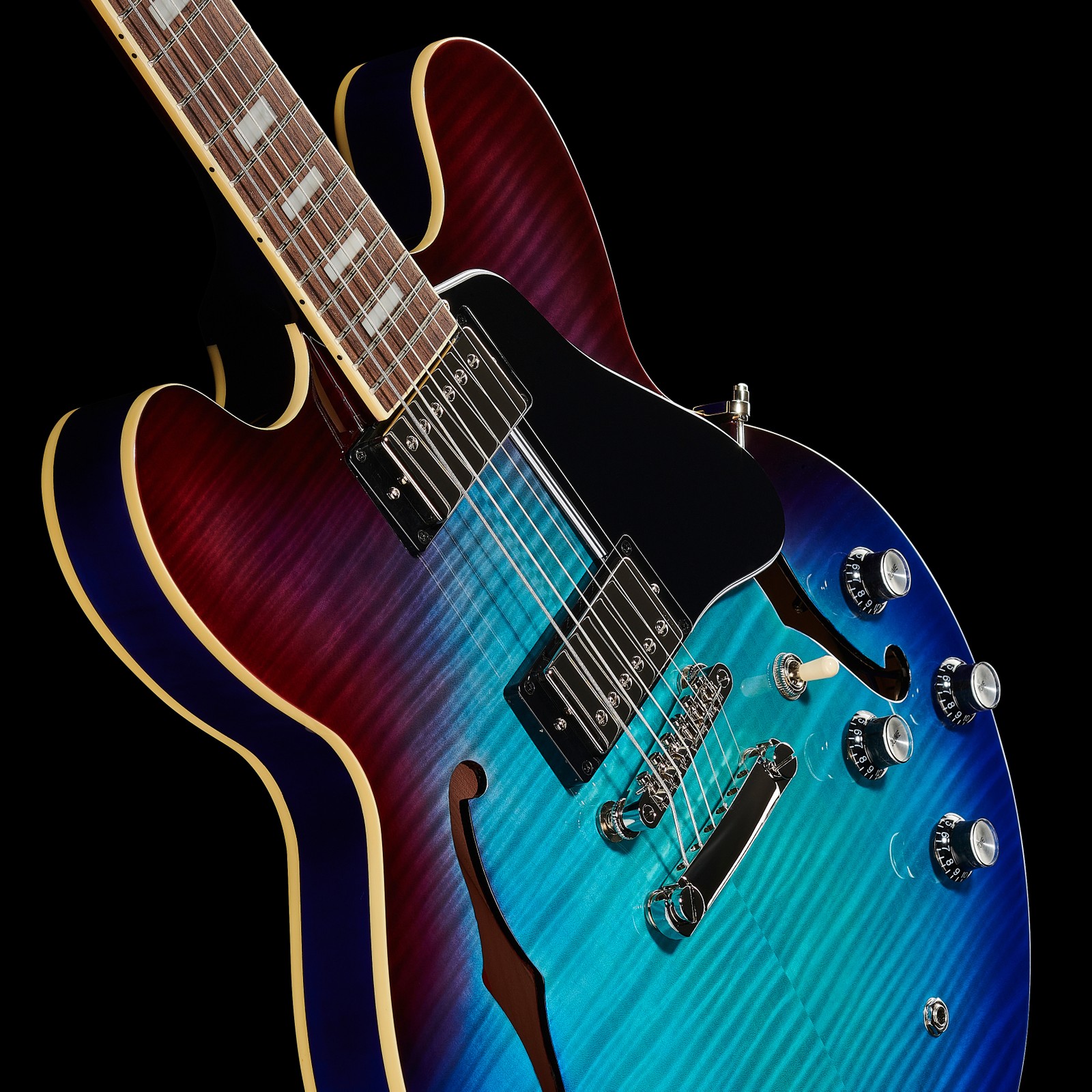 F-Löcher und zwei Humbucker in der Epiphone ES-335 Figured Blueberry Burst
