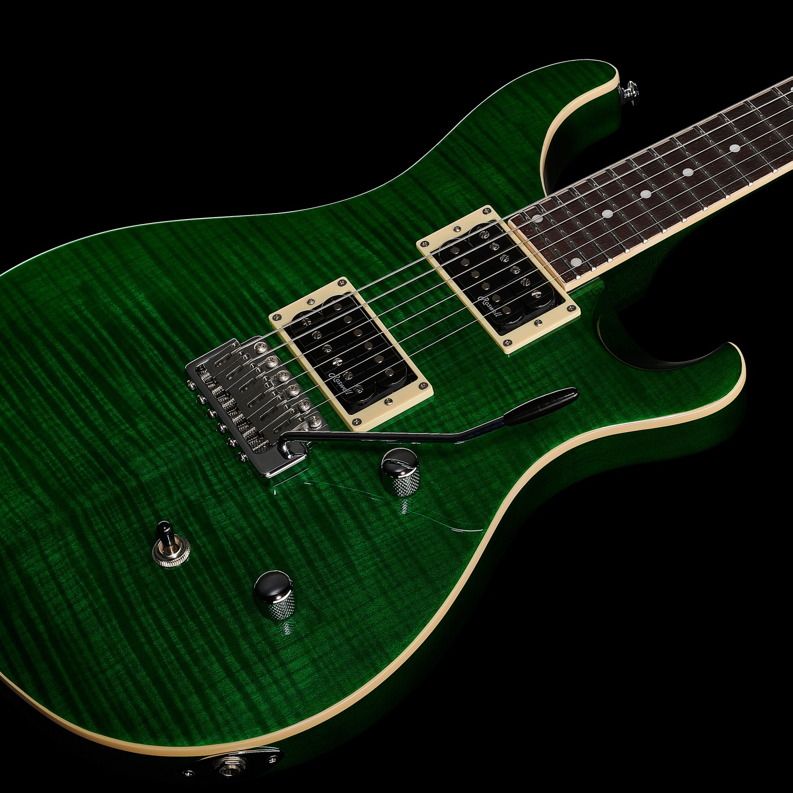 Zwei Humbucker Pickups auf der Riegelahorn Decke der Harley Benton CST-24T Emerald Flame