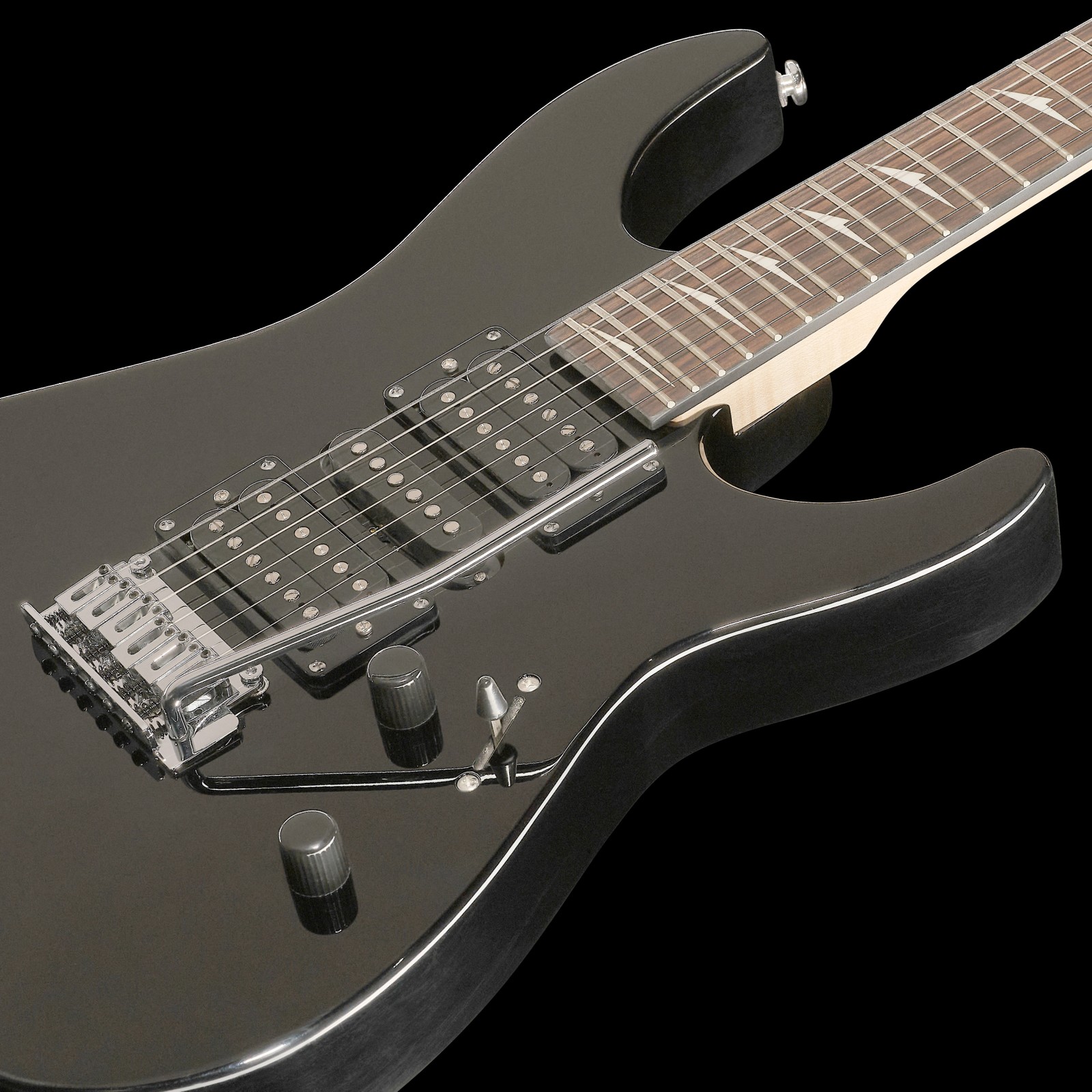 Oberseite der ESP LTD MT-130 BLK mit zwei Humbuckern und Single Coil Tonabnehmer
