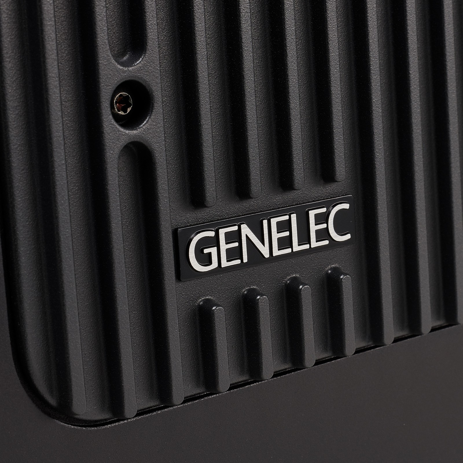 Herstellerlogo auf der Frontseite des Genelec 7040 APM Subwoofers