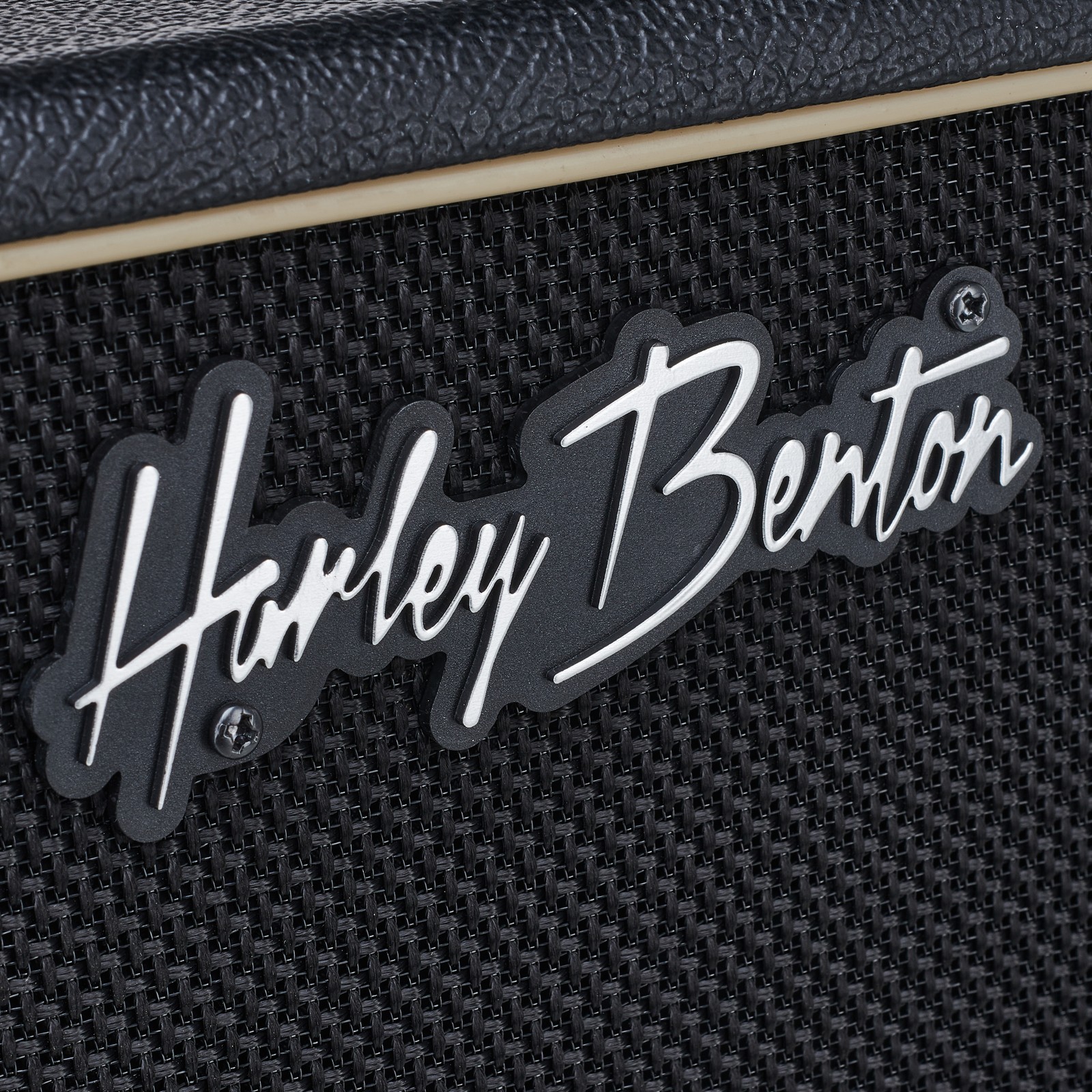 Harley Benton Logo an der SolidBass 410T Box für E-Bass