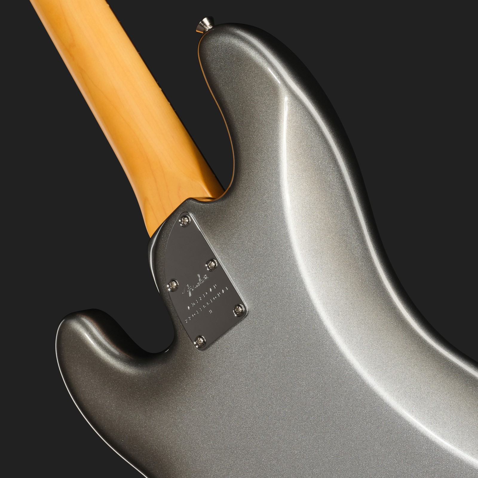 Abgerundeter Halsübergang auf der Rückseite des Fender American Professional II P Bass RW MERC 