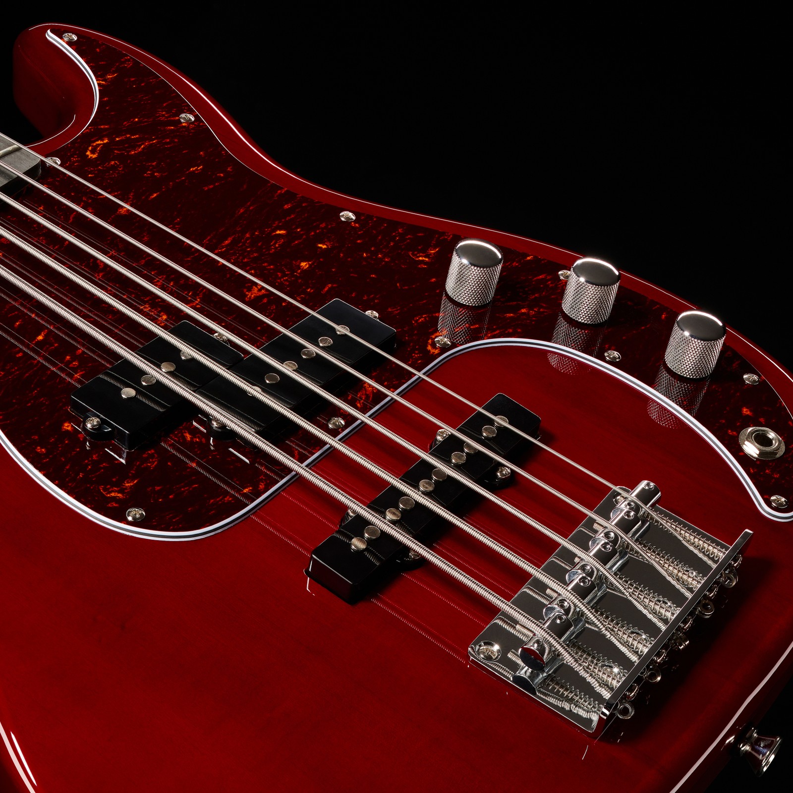 Steg und Tonabnehmer des Harley Benton PJ-5 HTR Deluxe Serie 5-Saiter E-Bass