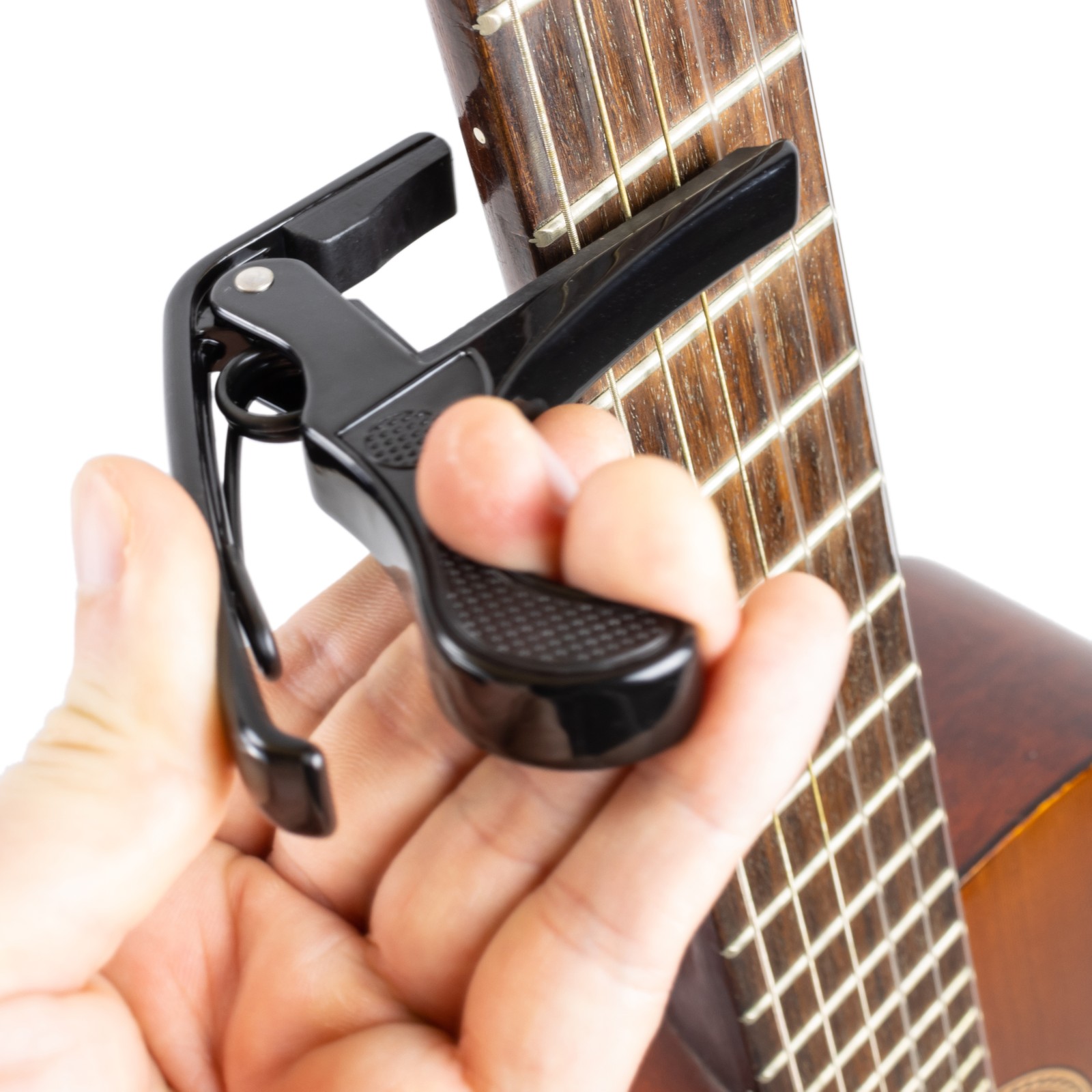 Harley Benton HBCC-K Classic Capo wird an einer Konzertgitarre angebracht
