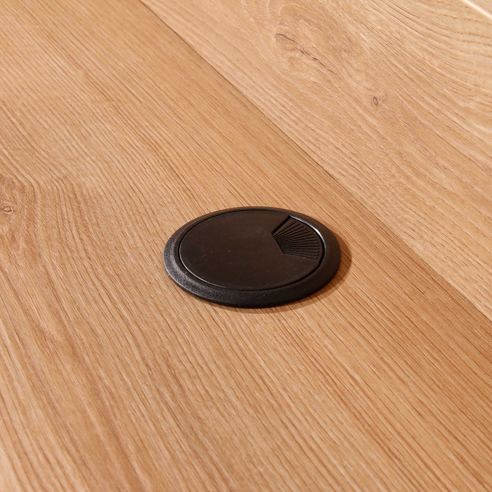 Kabeldurchlass des Thon DJ Table 1500 Oak