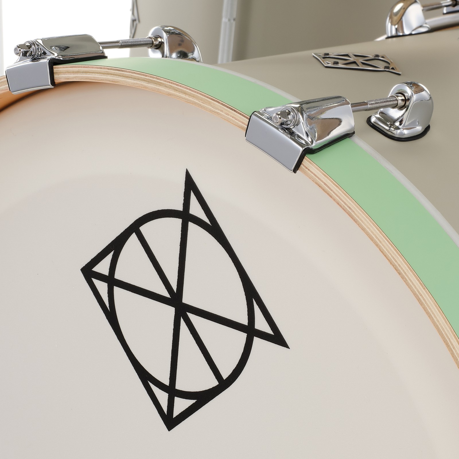 Dixon-Logo auf dem Bassdrumfell des 20" Cornerstone Hybrid Set SCG