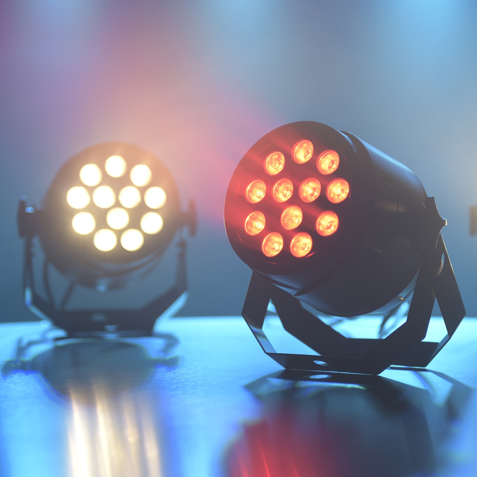 Zwei Fun Generation LED Pot 12x1W QCL RGB WW leuchten mit unterschiedlichen Farben