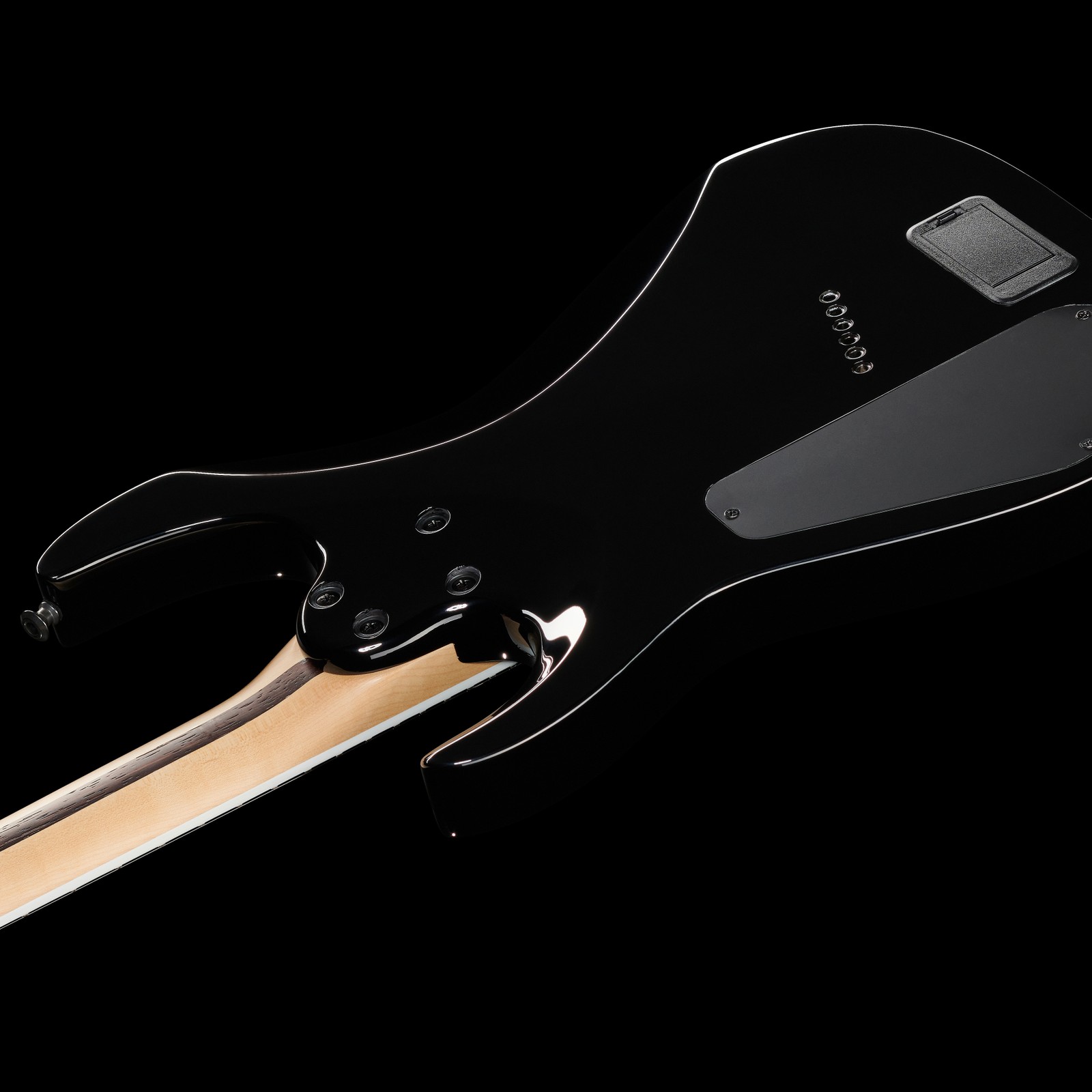 Geschraubter Hals auf der Rückseite der schwarzen Jackson ProPlus Series DK MS HT6 BK E-Gitarre
