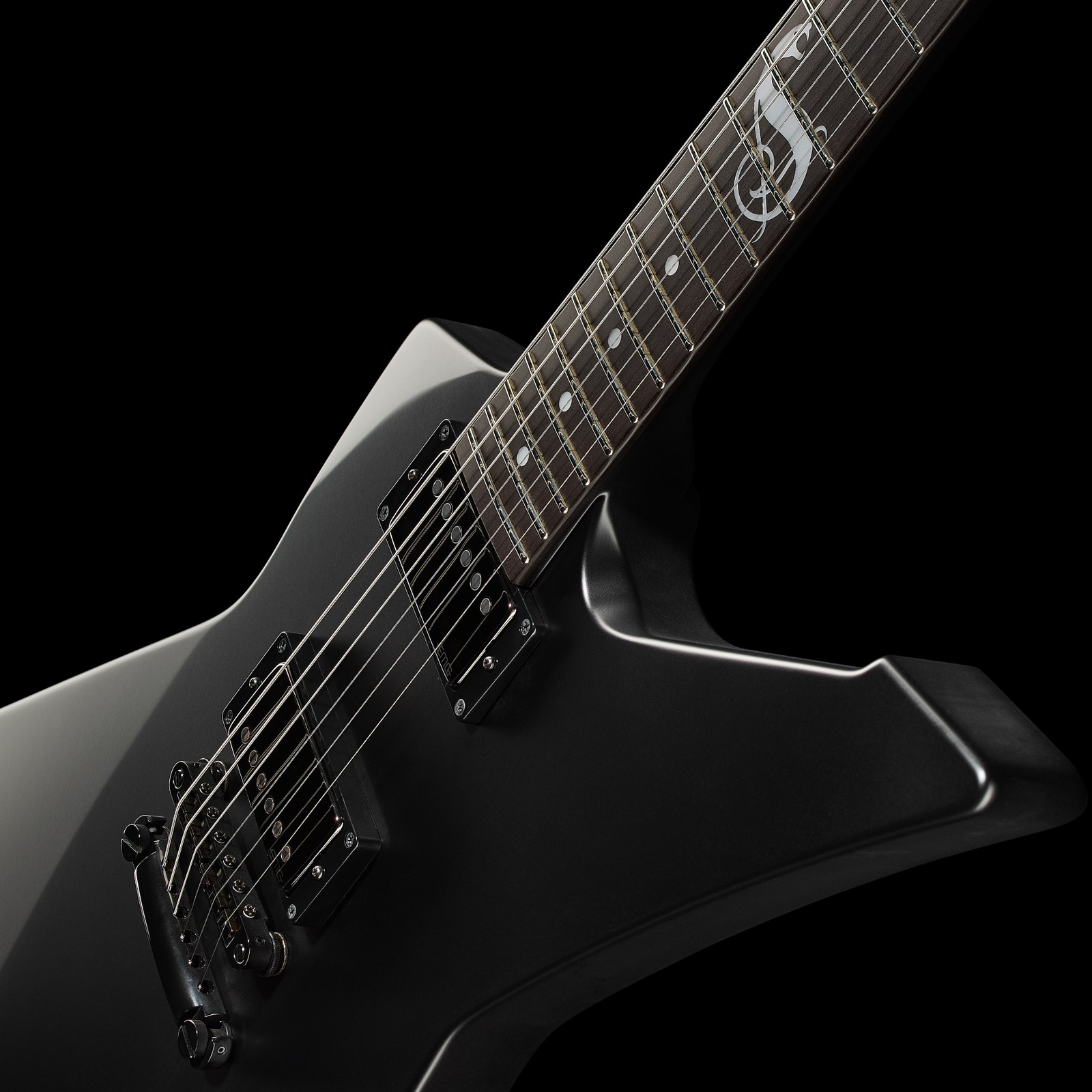 Schwarzer Metal Gitarrenkorpus mit Humbucker Pickups auf der ESP Snakebyte BLKS James Hetfield