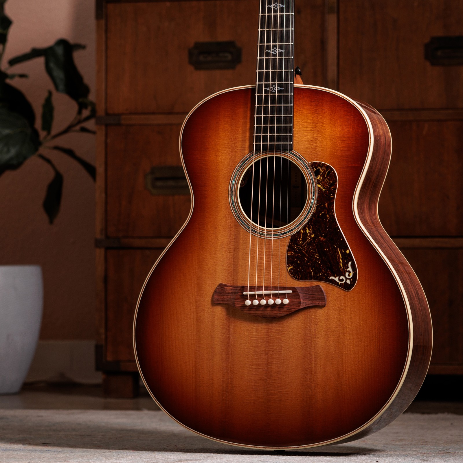 Korpus und Fichtendecke der Taylor Gold Label 814e Sunburst in einem Wohnzimmer