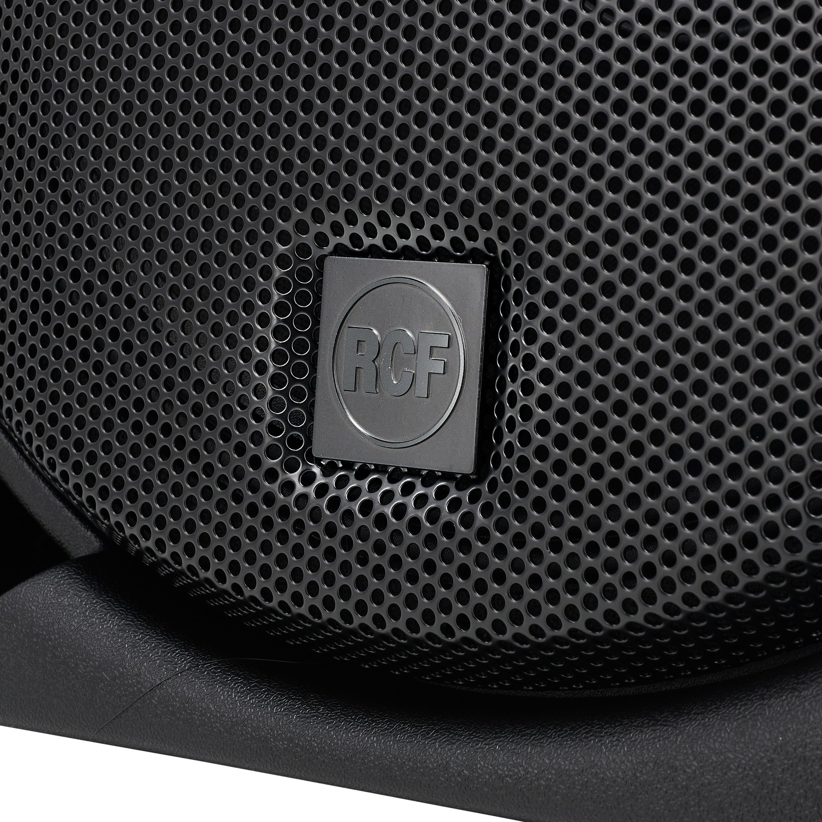 Frontgitter des RCF ART 745-A MK V mit Herstellerlogo 