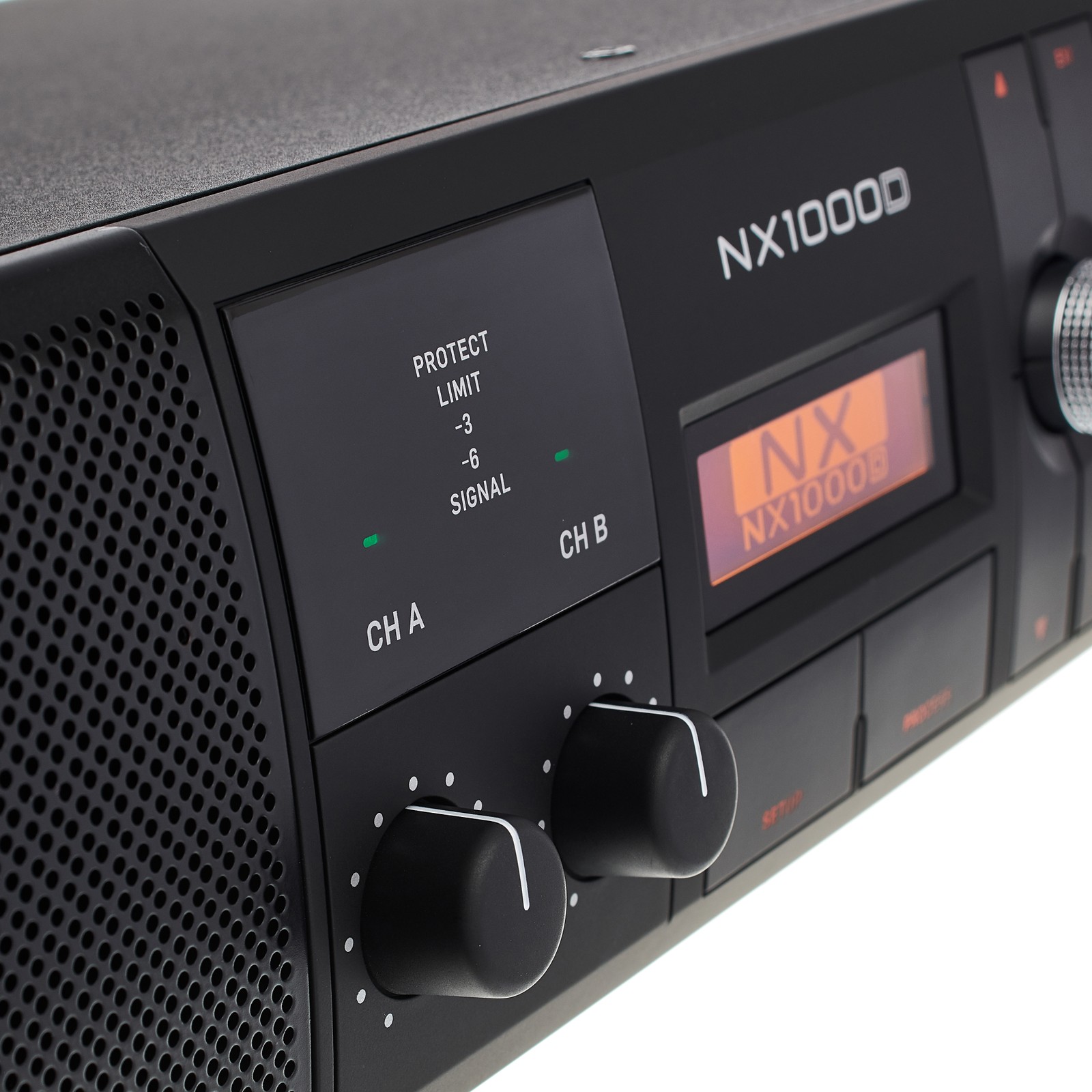 Bedienelemente und Display der Behringer NX1000D Endstufe